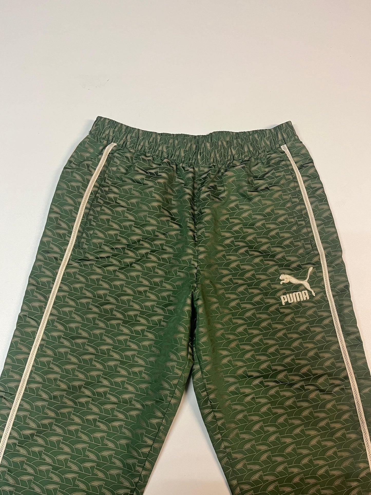 Entdecke unsere Vintage Track Pants von Nike und anderen Marken, erhältlich bei Valuxery.de - Dein Shop für trendige Vintage - Kleidung. Unsere Track Pants sind aus hochwertigen Materialien und