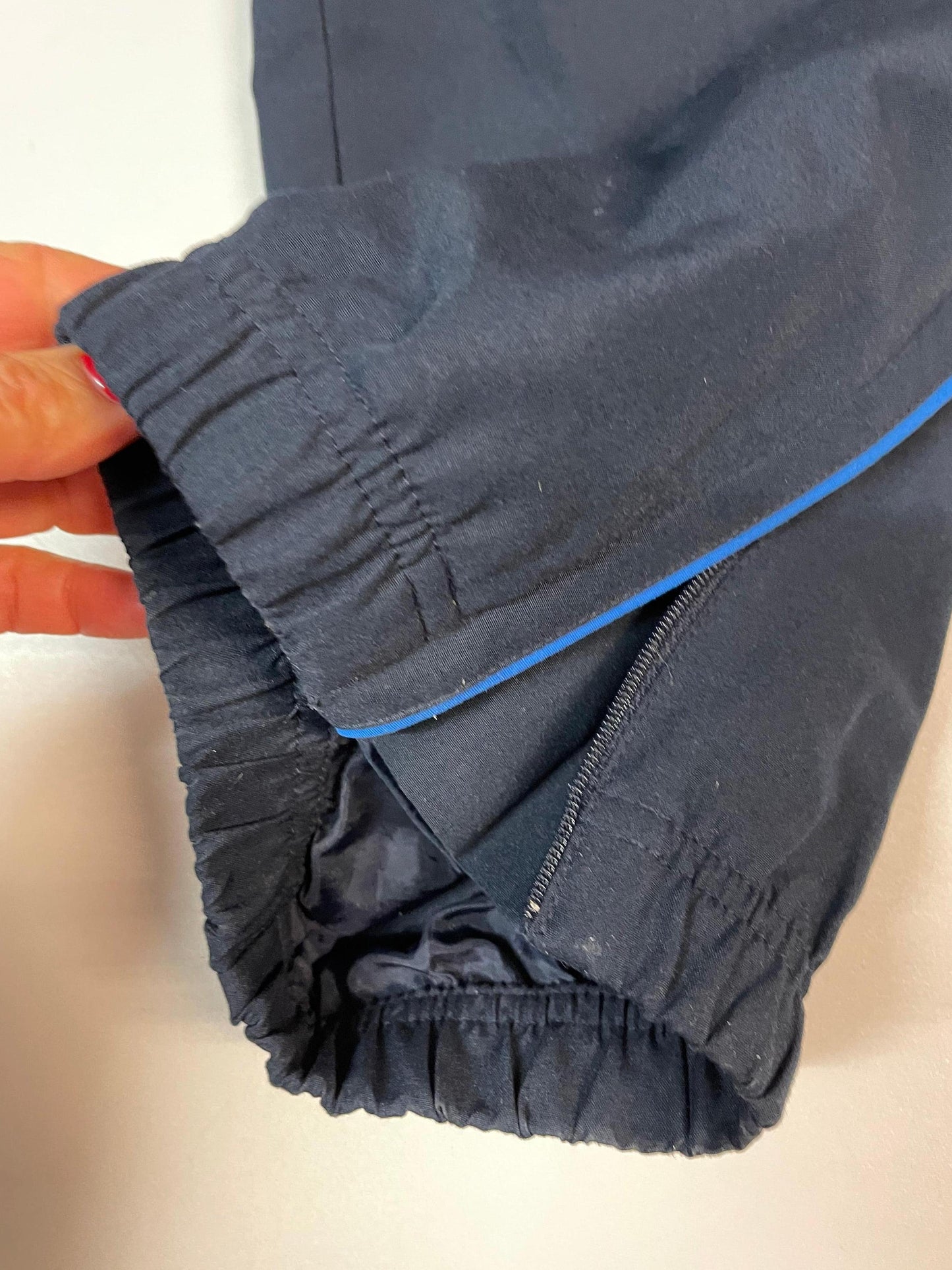 Entdecke unsere Vintage Track Pants von Nike und anderen Marken, erhältlich bei Valuxery.de - Dein Shop für trendige Vintage - Kleidung. Unsere Track Pants sind aus hochwertigen Materialien und