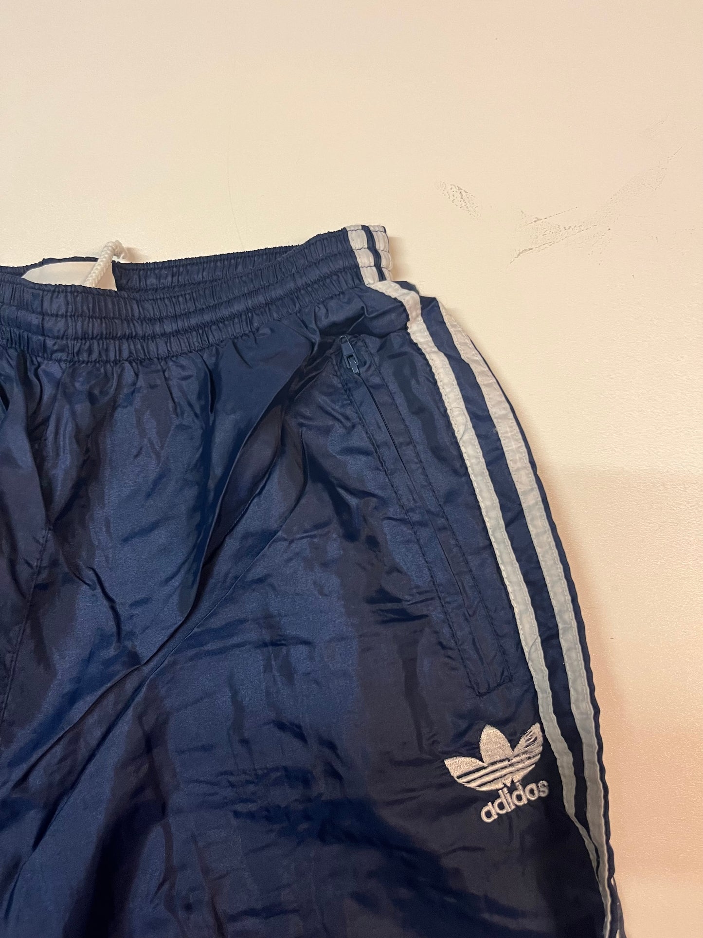 Entdecke unsere Vintage Track Pants von Nike und anderen Marken, erhältlich bei Valuxery.de - Dein Shop für trendige Vintage - Kleidung. Unsere Track Pants sind aus hochwertigen Materialien und