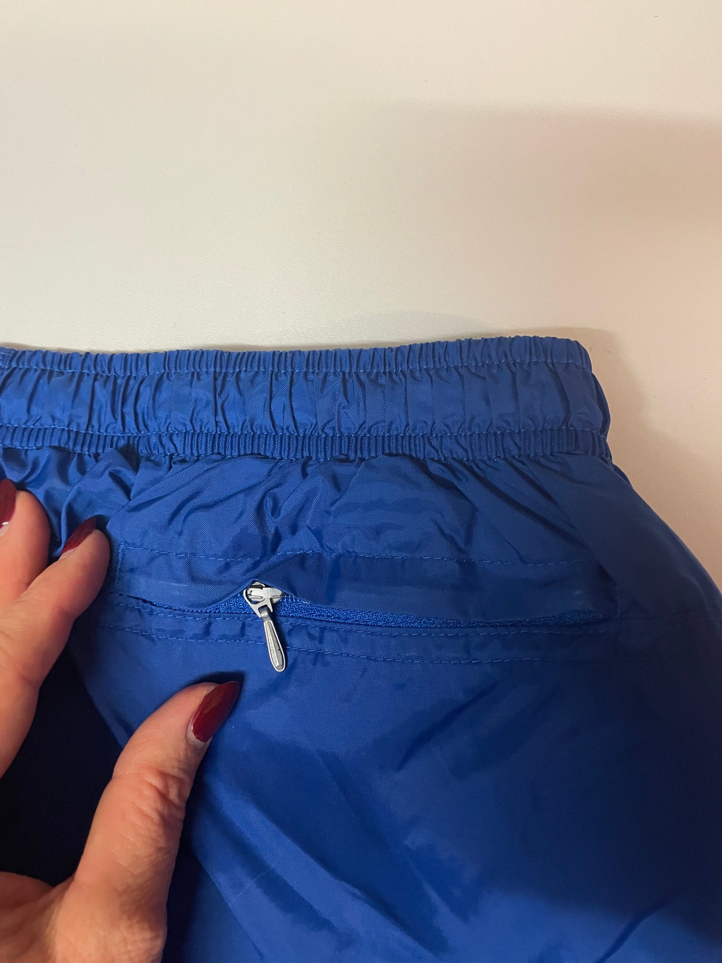 Entdecke unsere Vintage Track Pants von Nike und anderen Marken, erhältlich bei Valuxery.de - Dein Shop für trendige Vintage - Kleidung. Unsere Track Pants sind aus hochwertigen Materialien und