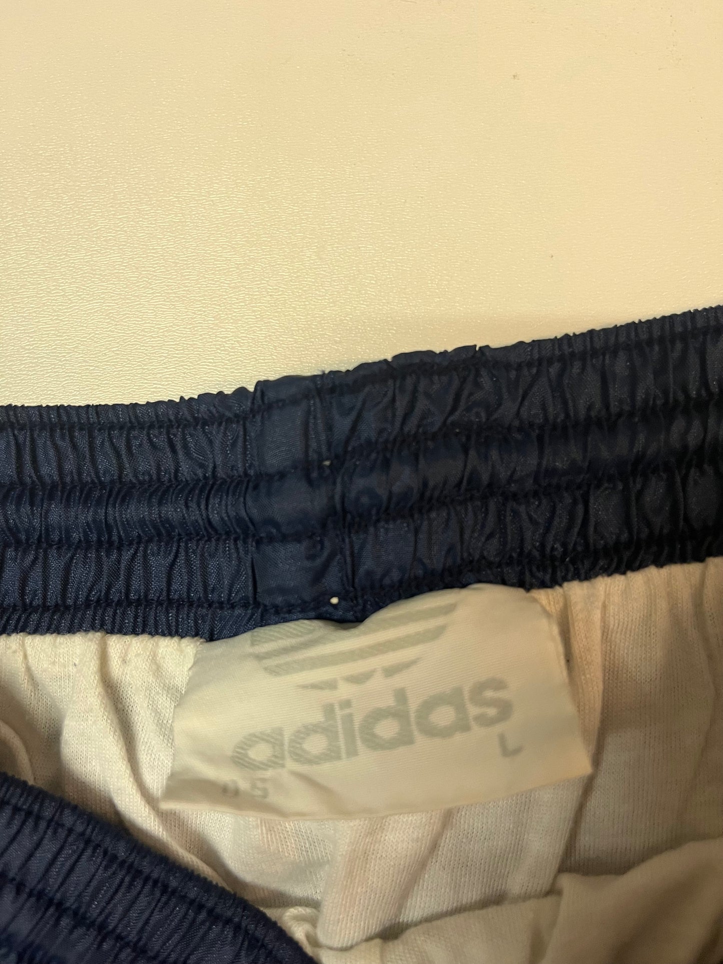 Entdecke unsere Vintage Track Pants von Nike und anderen Marken, erhältlich bei Valuxery.de - Dein Shop für trendige Vintage - Kleidung. Unsere Track Pants sind aus hochwertigen Materialien und
