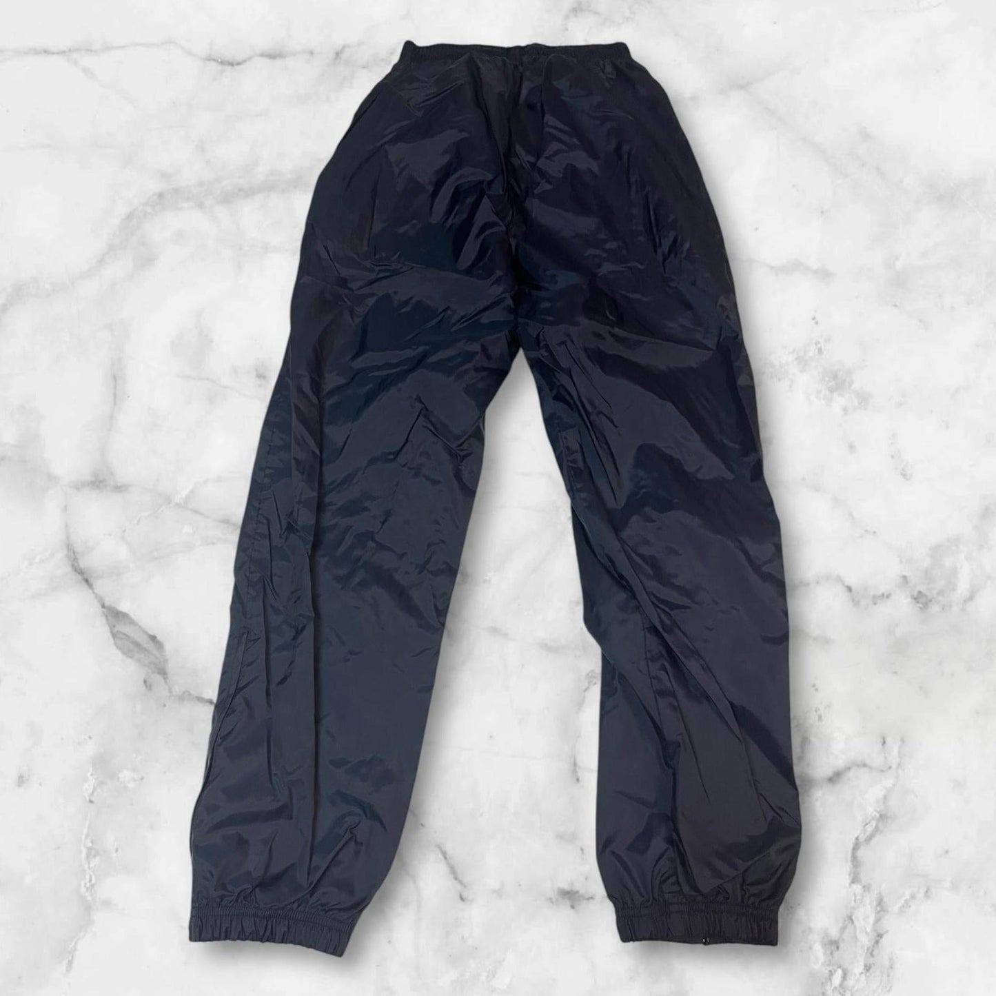 Entdecke unsere Vintage Track Pants von Nike und anderen Marken, erhältlich bei Valuxery.de - Dein Shop für trendige Vintage - Kleidung. Unsere Track Pants sind aus hochwertigen Materialien und