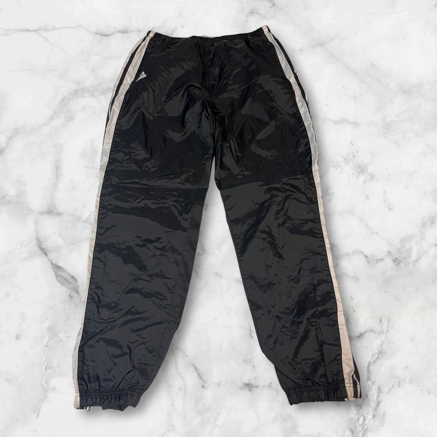 Entdecke unsere Vintage Track Pants von Nike und anderen Marken, erhältlich bei Valuxery.de - Dein Shop für trendige Vintage - Kleidung. Unsere Track Pants sind aus hochwertigen Materialien und