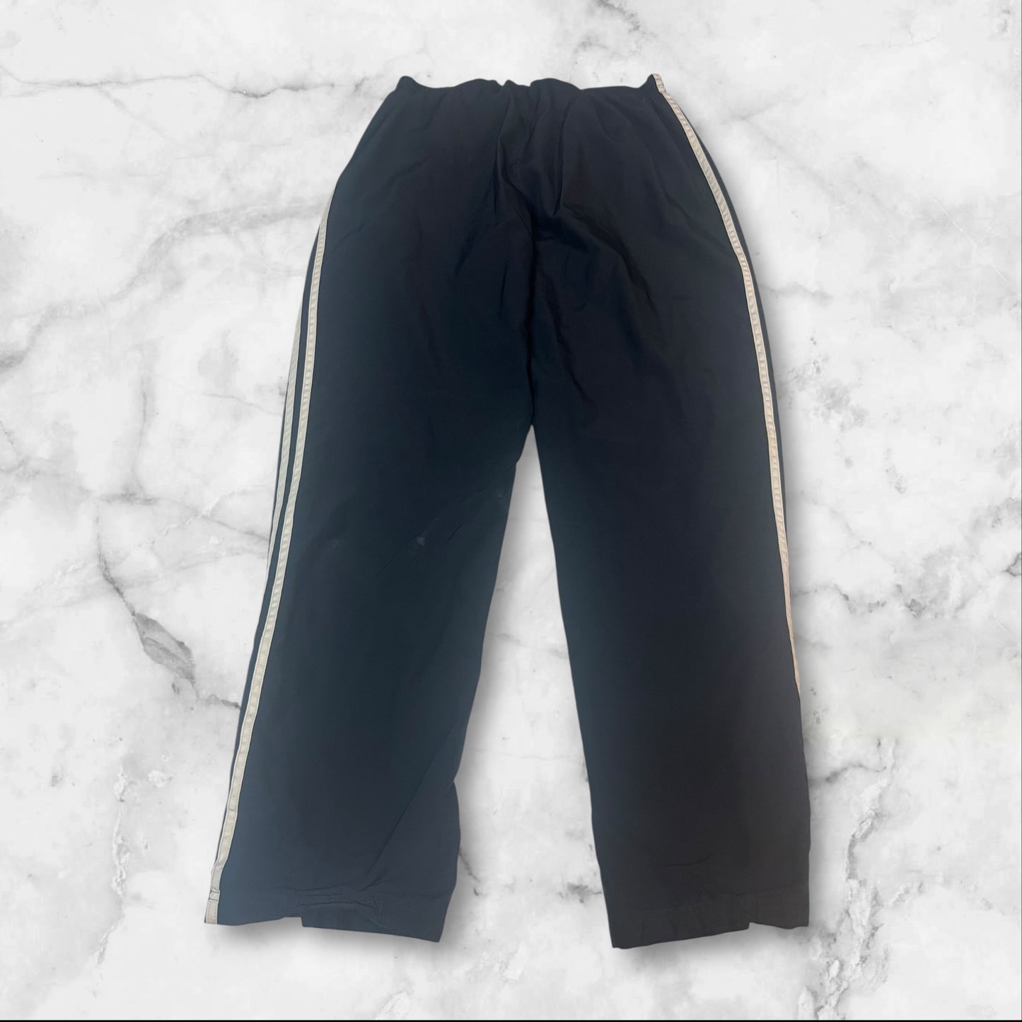 Entdecke unsere Vintage Track Pants von Nike und anderen Marken, erhältlich bei Valuxery.de - Dein Shop für trendige Vintage - Kleidung. Unsere Track Pants sind aus hochwertigen Materialien und