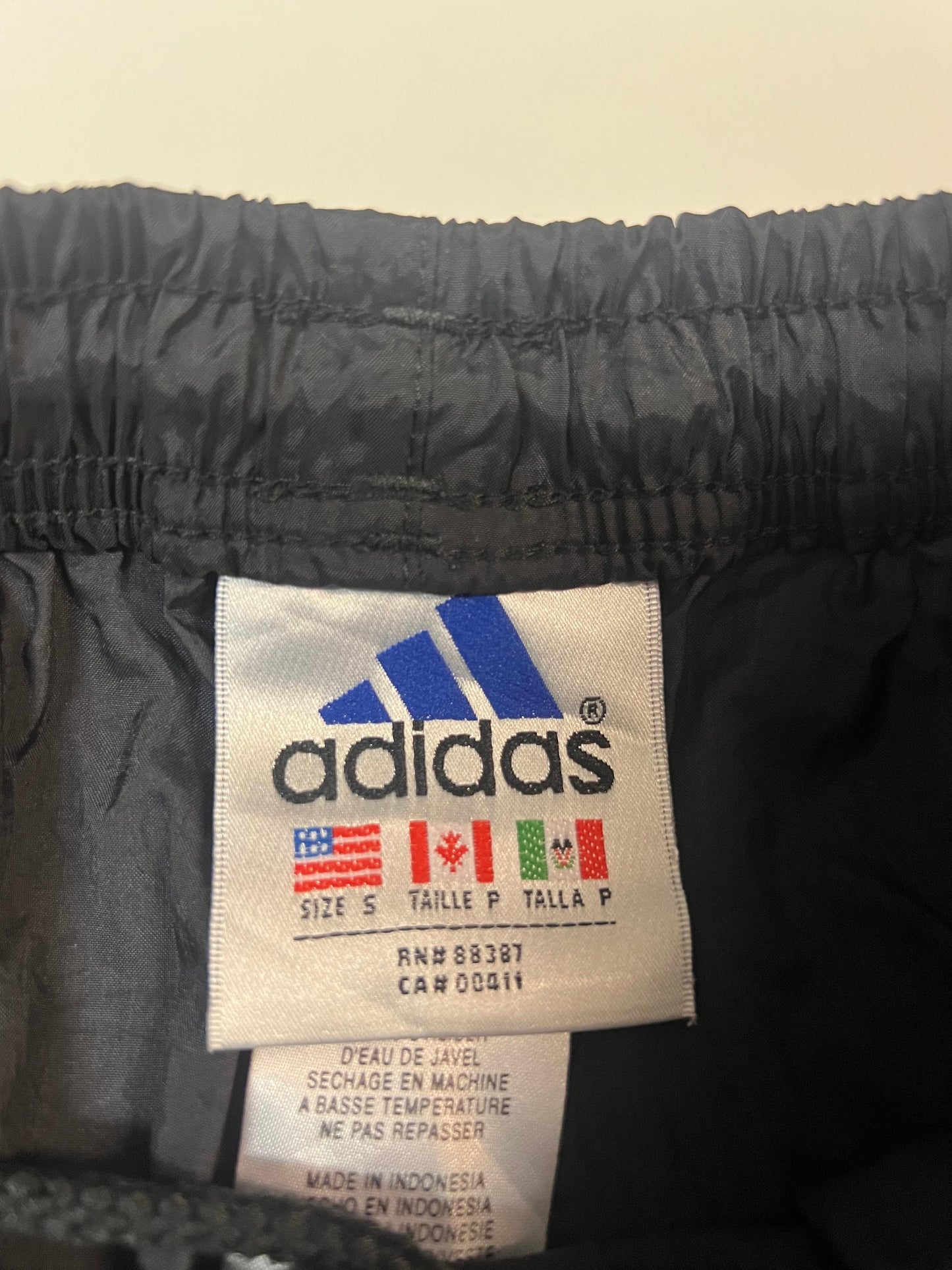 Entdecke unsere Vintage Track Pants von Nike und anderen Marken, erhältlich bei Valuxery.de - Dein Shop für trendige Vintage - Kleidung. Unsere Track Pants sind aus hochwertigen Materialien und