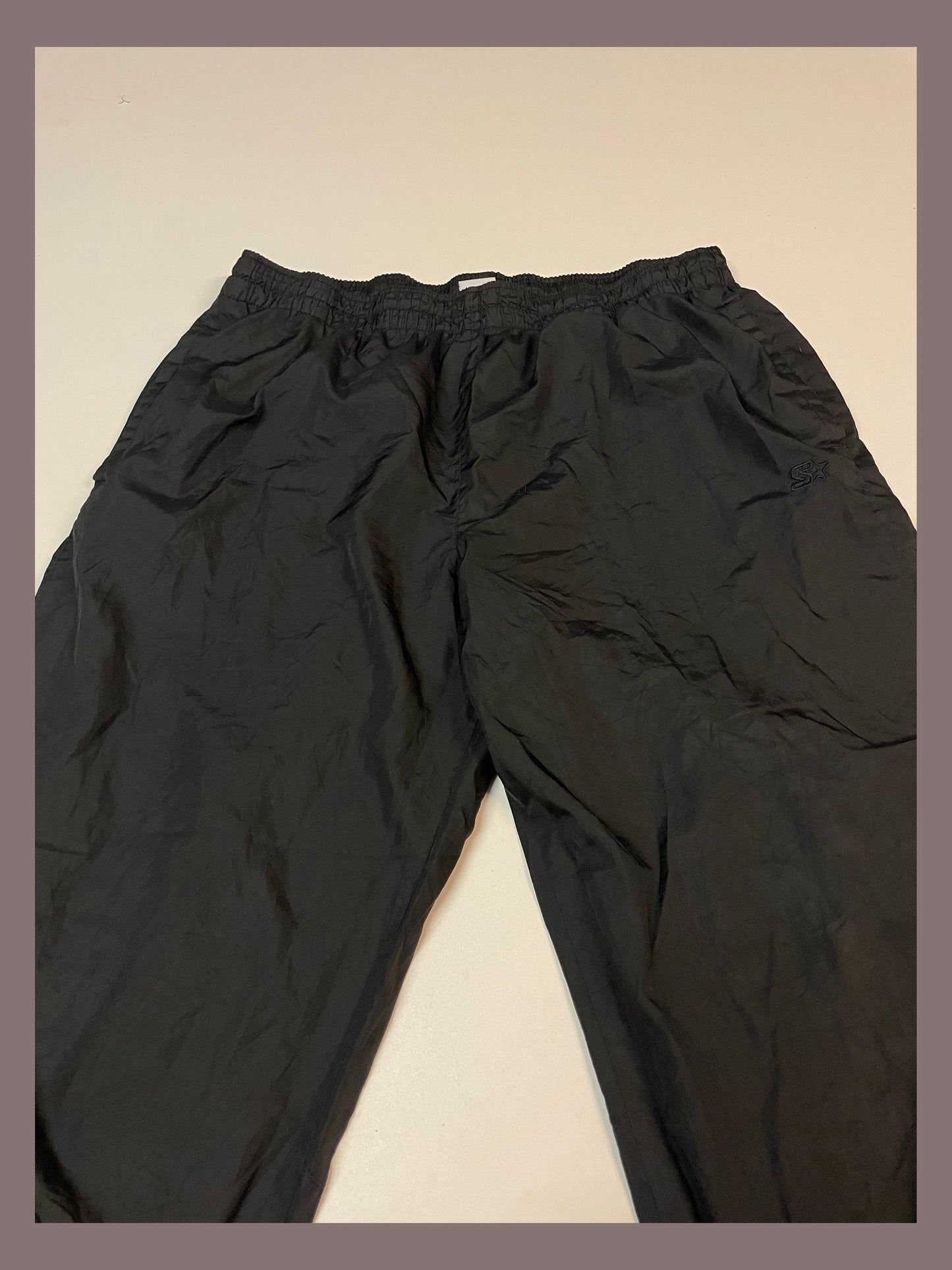 Entdecke unsere Vintage Track Pants von Nike und anderen Marken, erhältlich bei Valuxery.de - Dein Shop für trendige Vintage - Kleidung. Unsere Track Pants sind aus hochwertigen Materialien und