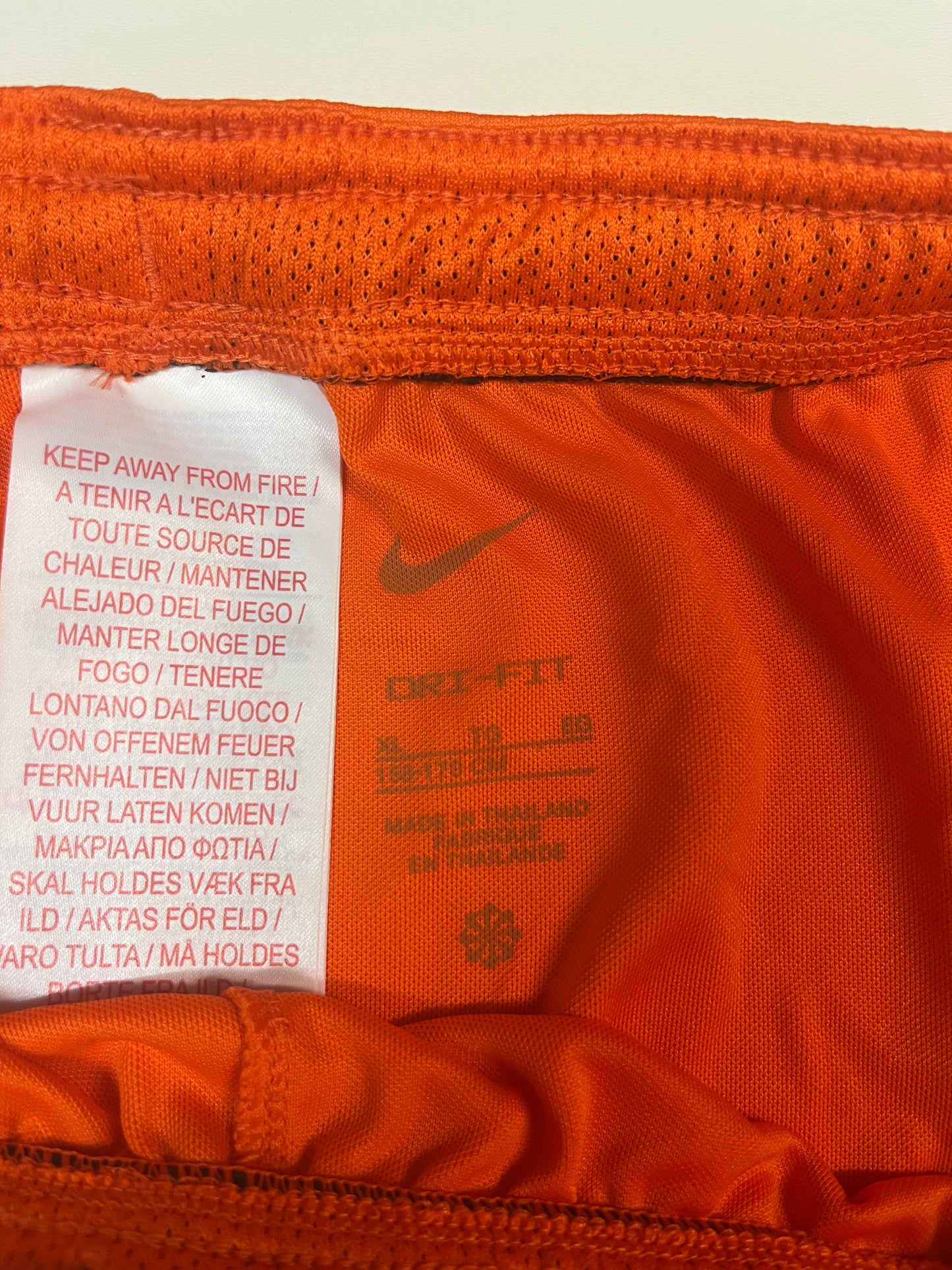 Entdecke unsere Vintage Track Pants von Nike und anderen Marken, erhältlich bei Valuxery.de - Dein Shop für trendige Vintage - Kleidung. Unsere Track Pants sind aus hochwertigen Materialien und