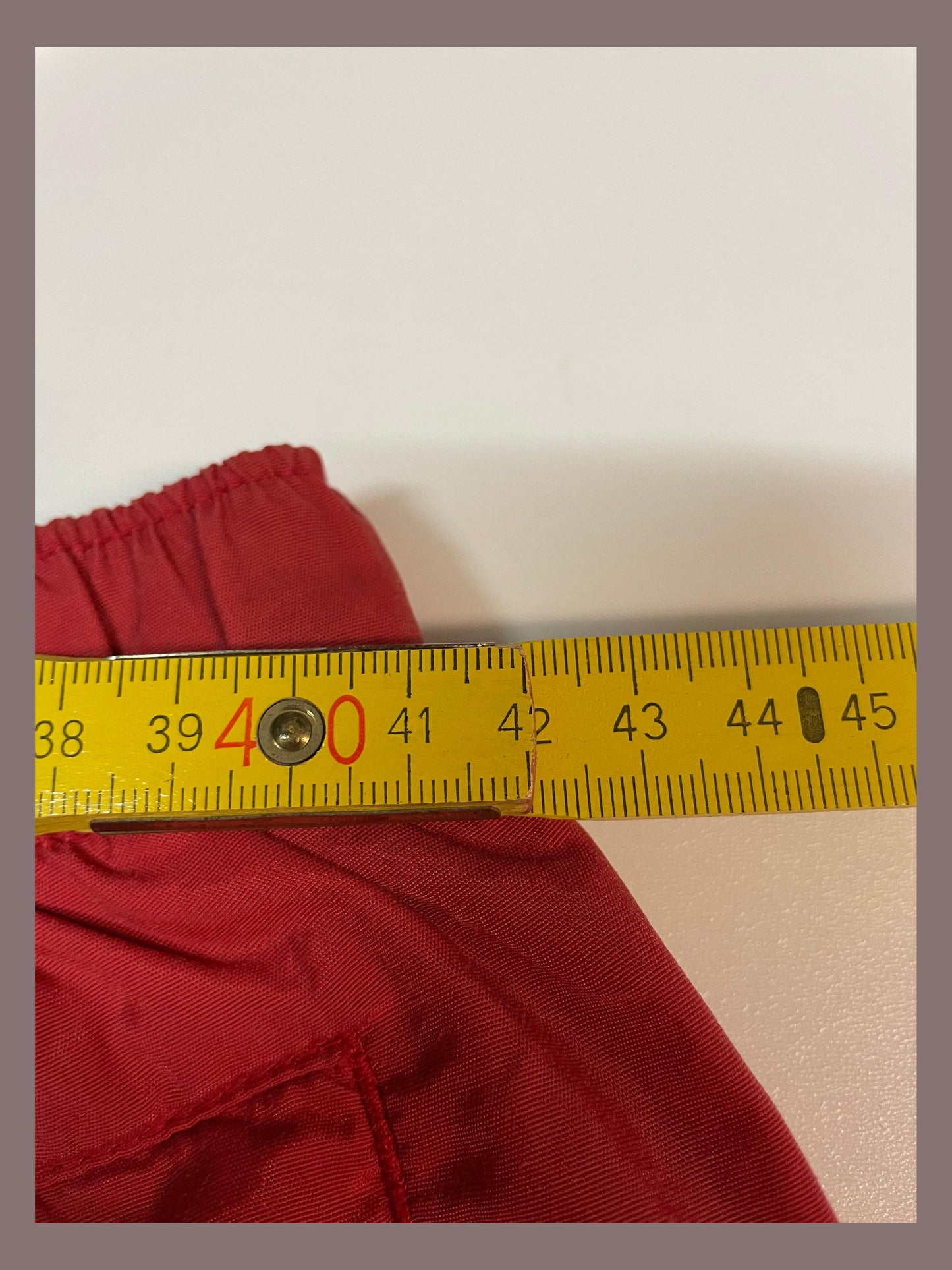 Entdecke unsere Vintage Track Pants von Nike und anderen Marken, erhältlich bei Valuxery.de - Dein Shop für trendige Vintage - Kleidung. Unsere Track Pants sind aus hochwertigen Materialien und