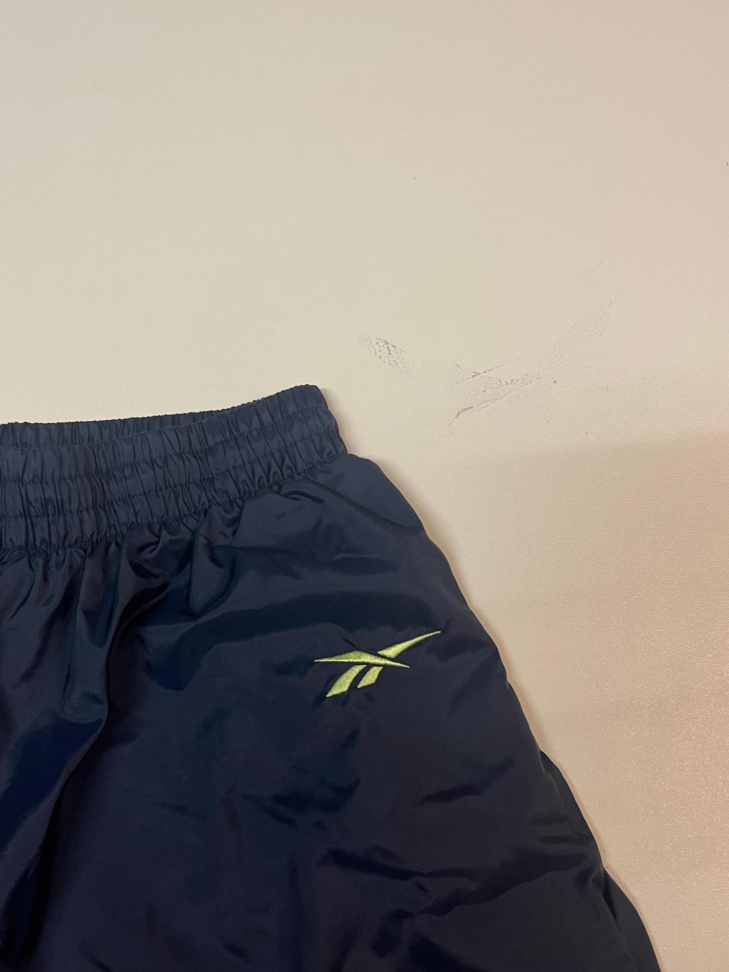 Entdecke unsere Vintage Track Pants von Nike und anderen Marken, erhältlich bei Valuxery.de - Dein Shop für trendige Vintage - Kleidung. Unsere Track Pants sind aus hochwertigen Materialien und