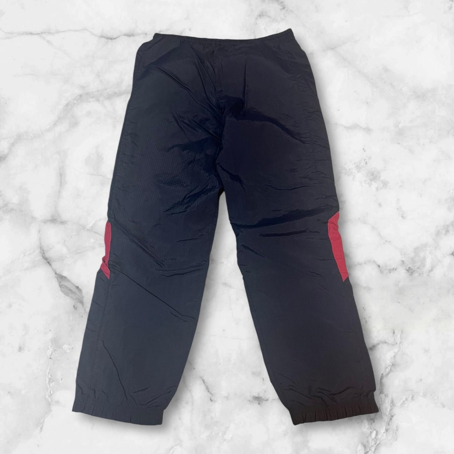 Entdecke unsere Vintage Track Pants von Nike und anderen Marken, erhältlich bei Valuxery.de - Dein Shop für trendige Vintage - Kleidung. Unsere Track Pants sind aus hochwertigen Materialien und