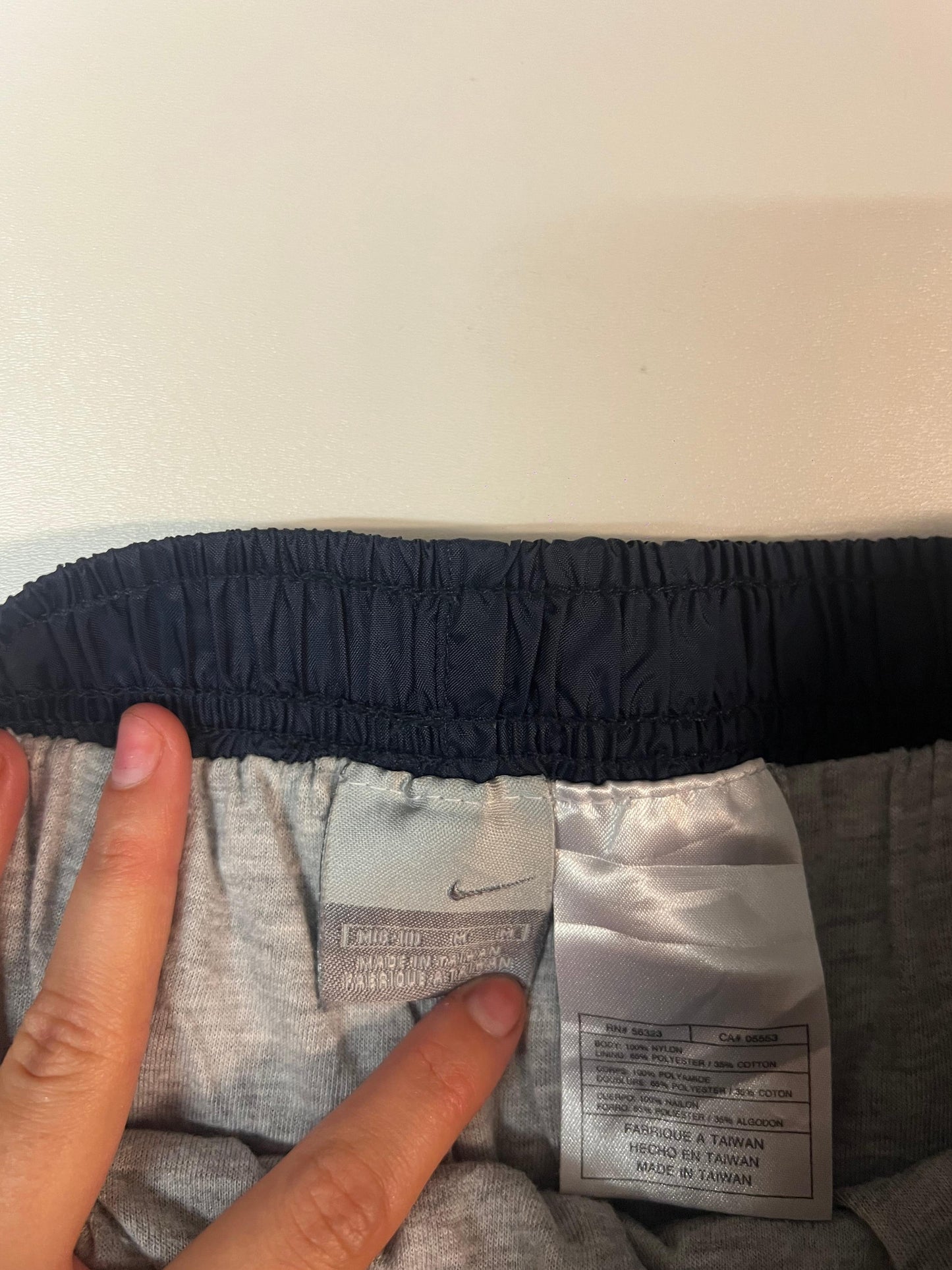Entdecke unsere Vintage Track Pants von Nike und anderen Marken, erhältlich bei Valuxery.de - Dein Shop für trendige Vintage - Kleidung. Unsere Track Pants sind aus hochwertigen Materialien und
