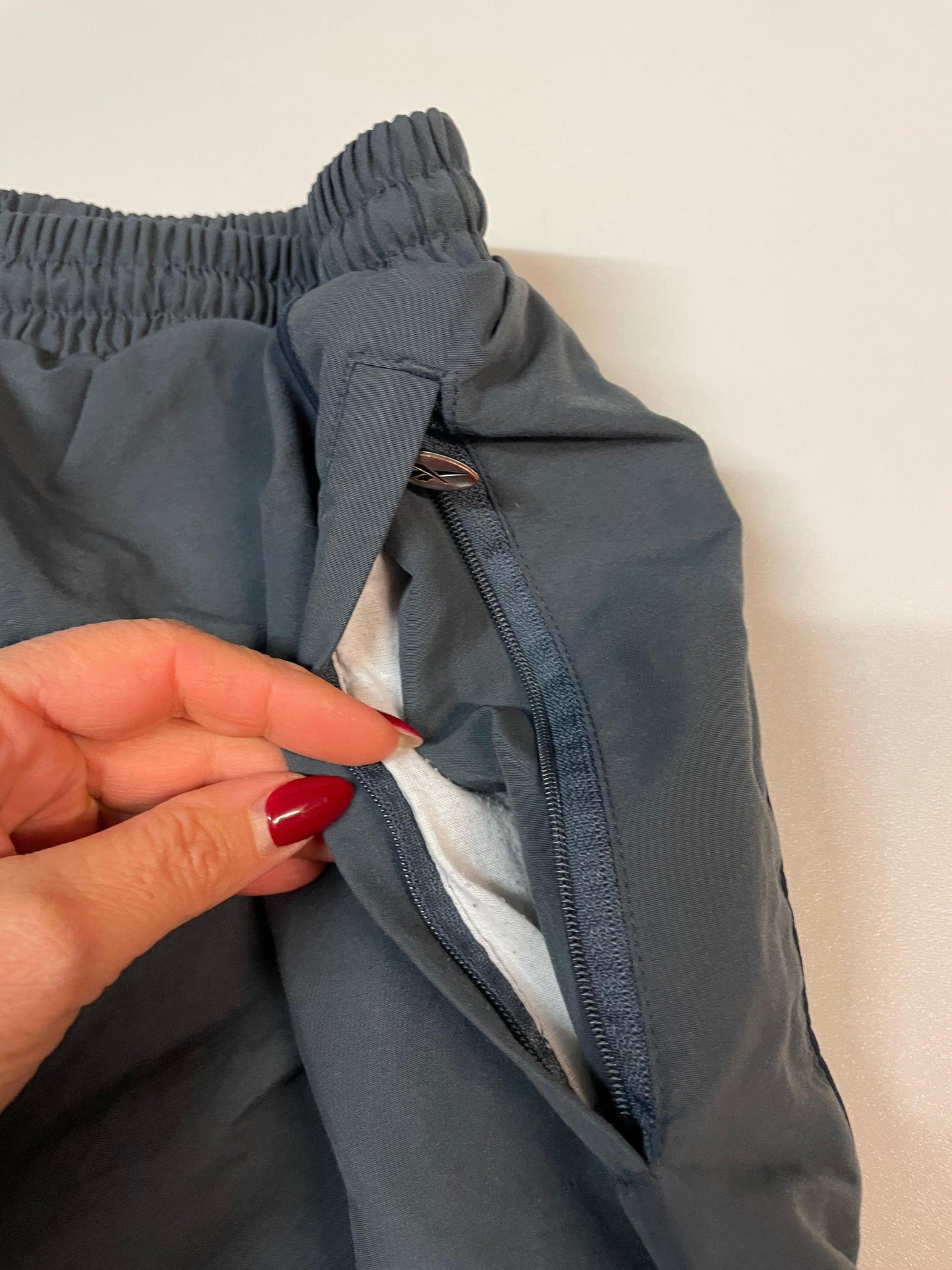 Entdecke unsere Vintage Track Pants von Nike und anderen Marken, erhältlich bei Valuxery.de - Dein Shop für trendige Vintage - Kleidung. Unsere Track Pants sind aus hochwertigen Materialien und