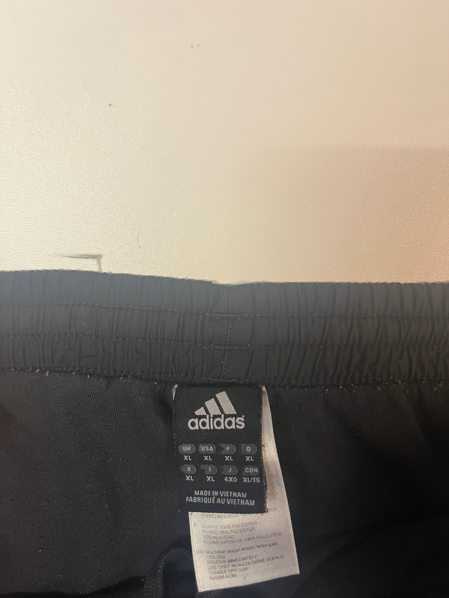 Entdecke unsere Vintage Track Pants von Nike und anderen Marken, erhältlich bei Valuxery.de - Dein Shop für trendige Vintage - Kleidung. Unsere Track Pants sind aus hochwertigen Materialien und