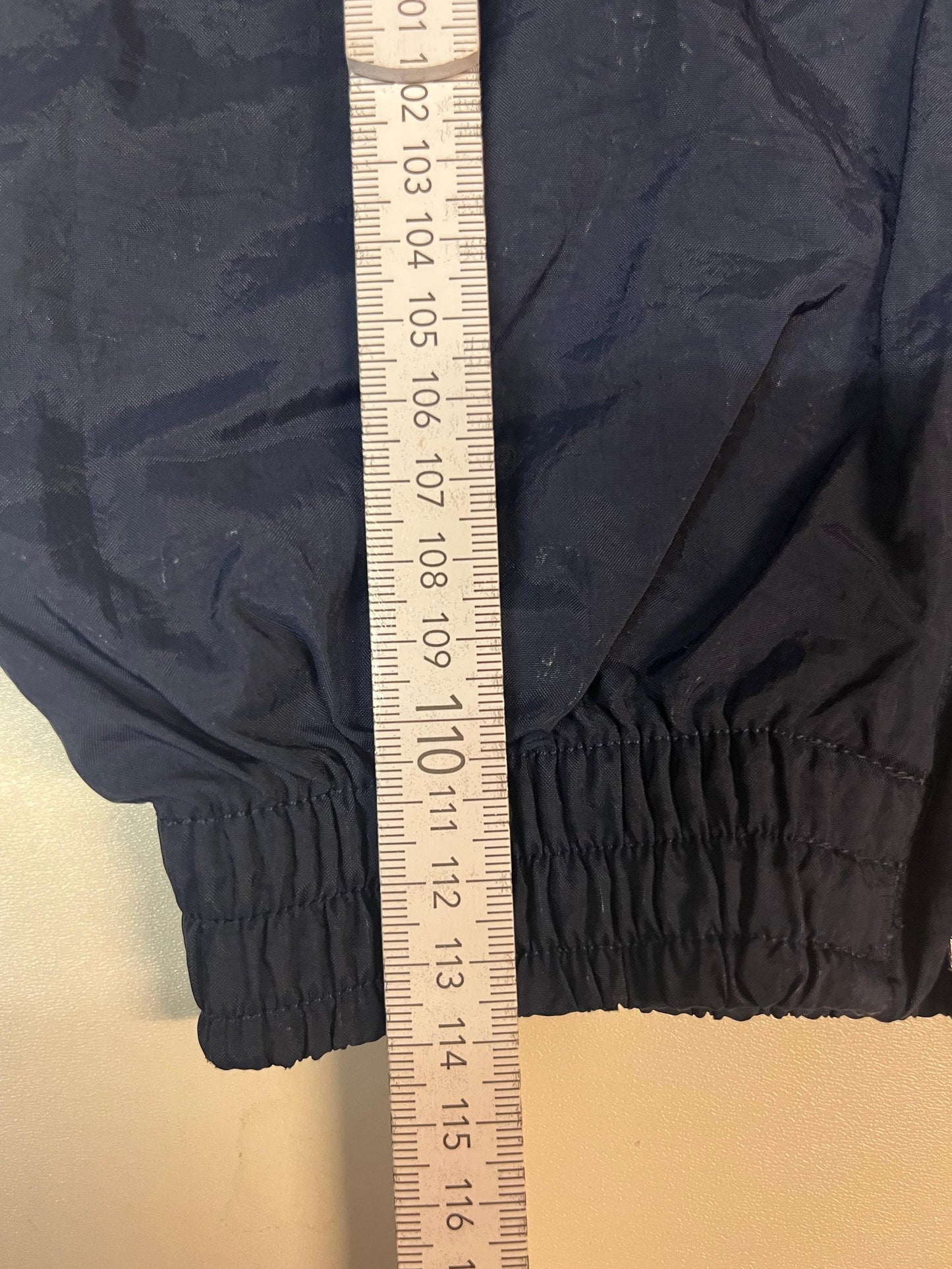 Entdecke unsere Vintage Track Pants von Nike und anderen Marken, erhältlich bei Valuxery.de - Dein Shop für trendige Vintage - Kleidung. Unsere Track Pants sind aus hochwertigen Materialien und