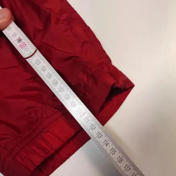 Entdecke unsere Vintage Track Pants von Nike und anderen Marken, erhältlich bei Valuxery.de - Dein Shop für trendige Vintage - Kleidung. Unsere Track Pants sind aus hochwertigen Materialien und