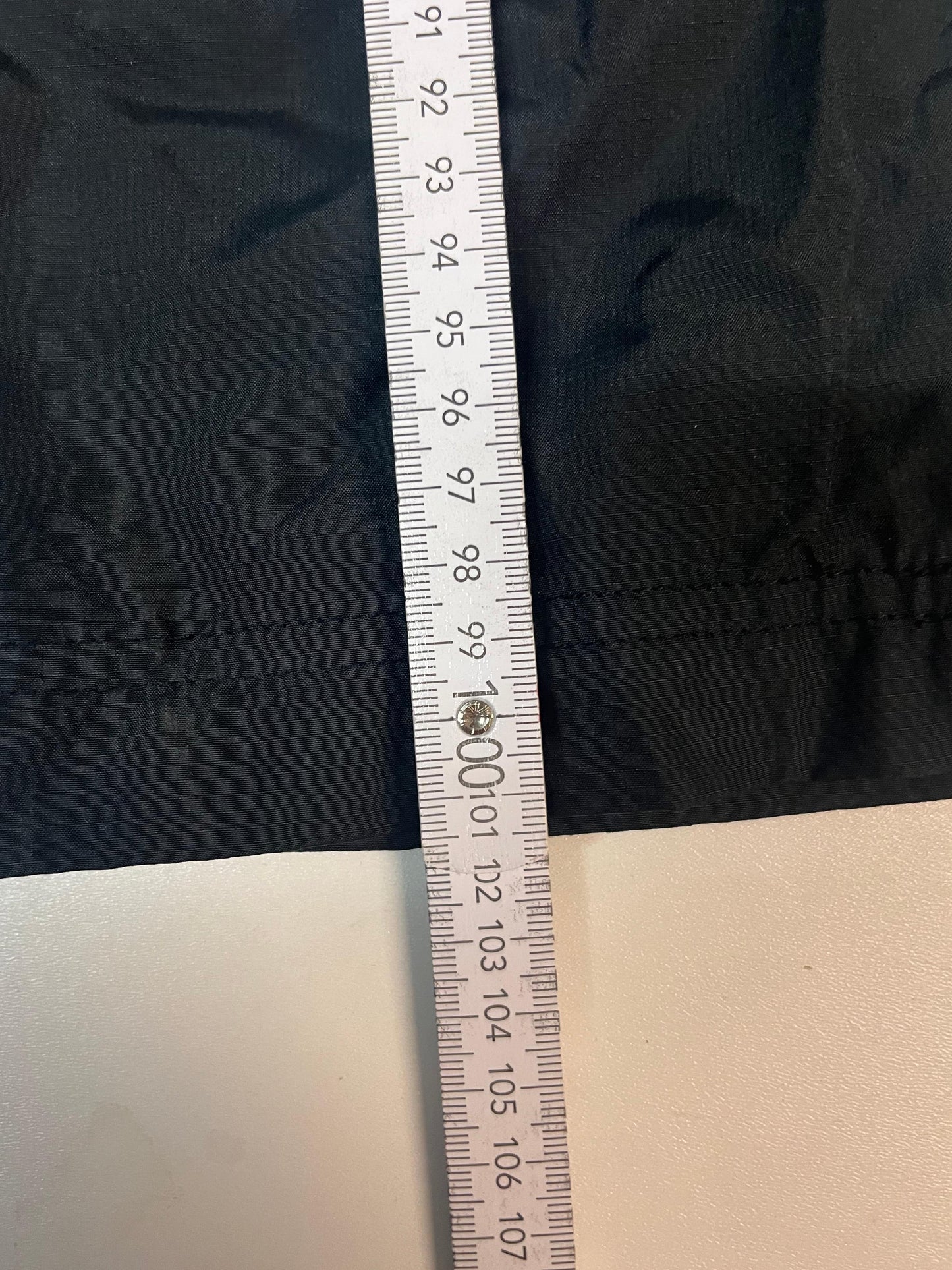 Entdecke unsere Vintage Track Pants von Nike und anderen Marken, erhältlich bei Valuxery.de - Dein Shop für trendige Vintage - Kleidung. Unsere Track Pants sind aus hochwertigen Materialien und