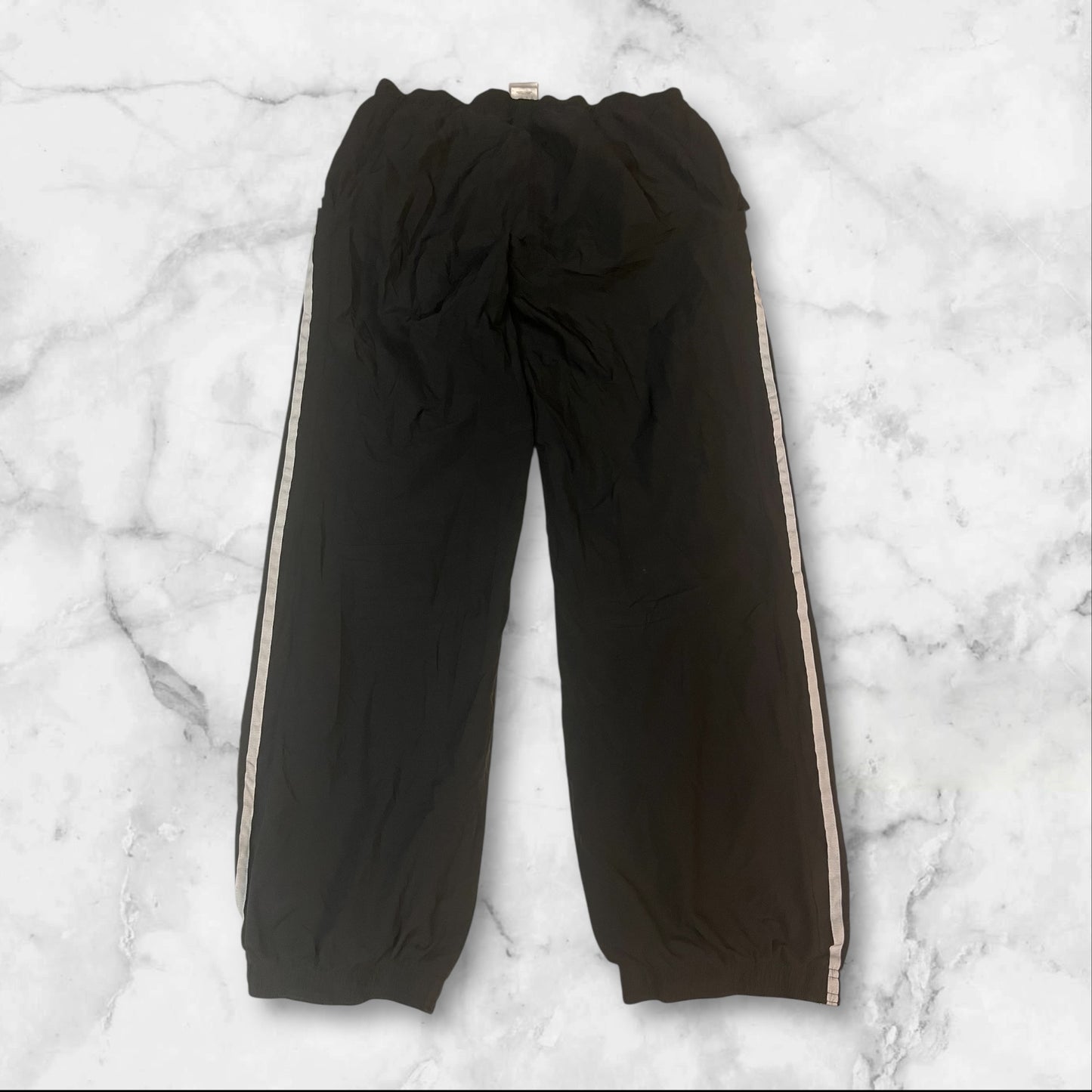 Entdecke unsere Vintage Track Pants von Nike und anderen Marken, erhältlich bei Valuxery.de - Dein Shop für trendige Vintage - Kleidung. Unsere Track Pants sind aus hochwertigen Materialien und