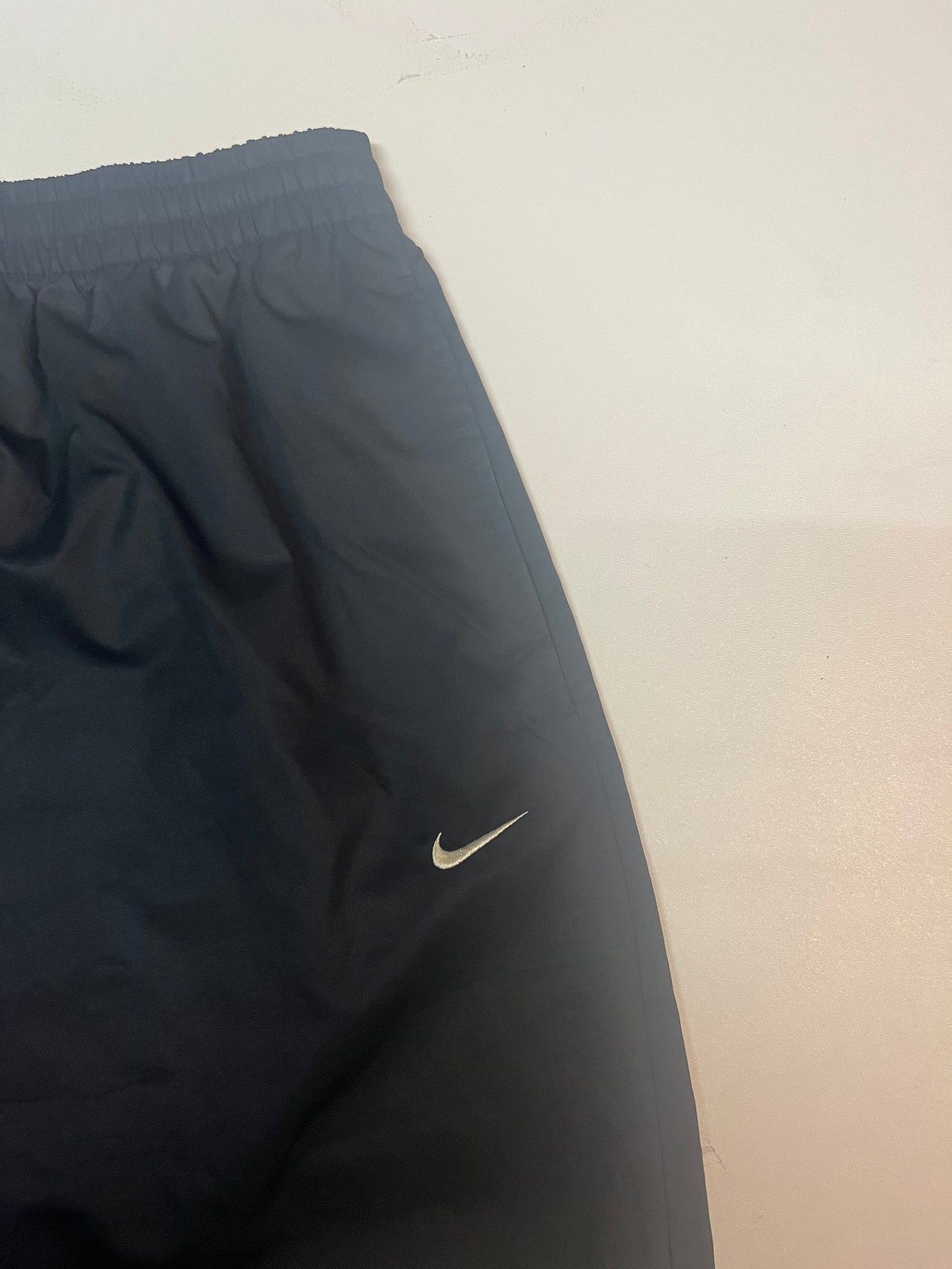 Entdecke unsere Vintage Track Pants von Nike und anderen Marken, erhältlich bei Valuxery.de - Dein Shop für trendige Vintage - Kleidung. Unsere Track Pants sind aus hochwertigen Materialien und