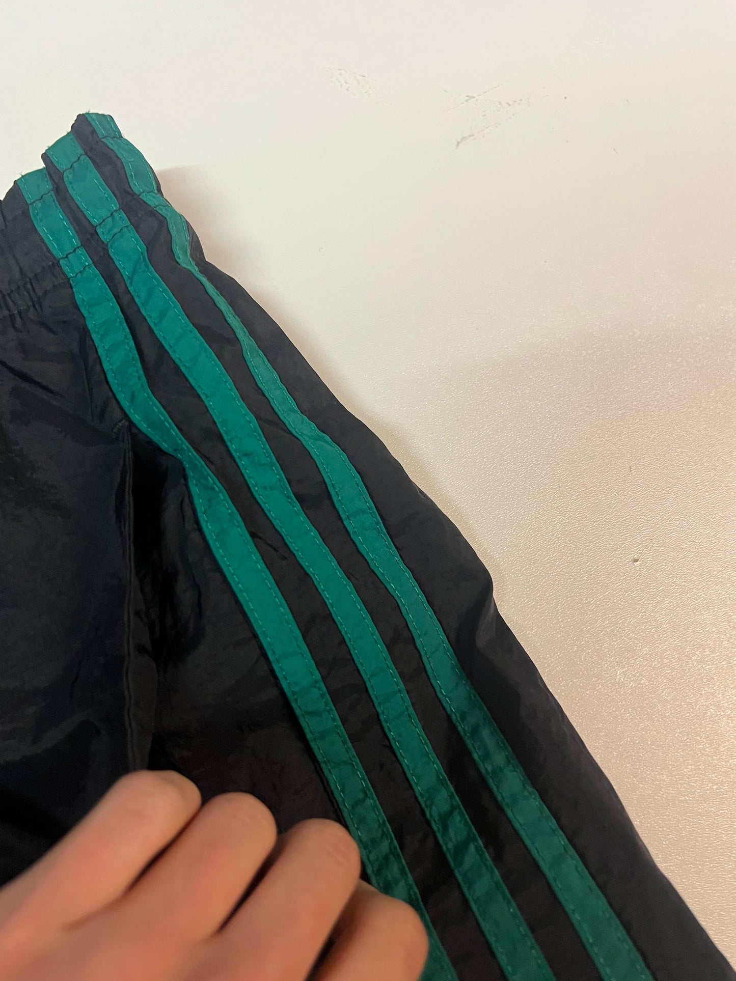 Entdecke unsere Vintage Track Pants von Nike und anderen Marken, erhältlich bei Valuxery.de - Dein Shop für trendige Vintage - Kleidung. Unsere Track Pants sind aus hochwertigen Materialien und