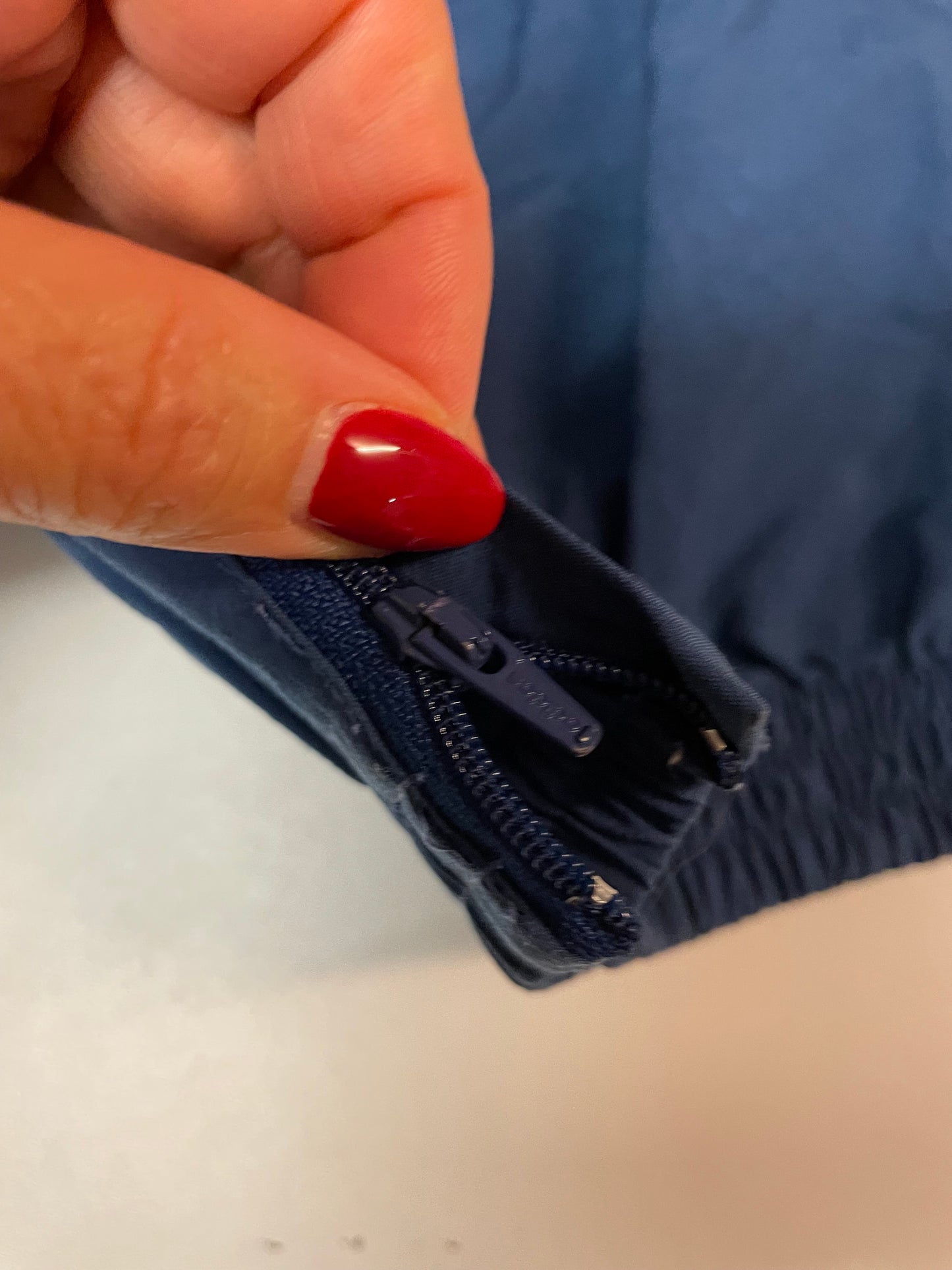 Entdecke unsere Vintage Track Pants von Nike und anderen Marken, erhältlich bei Valuxery.de - Dein Shop für trendige Vintage - Kleidung. Unsere Track Pants sind aus hochwertigen Materialien und