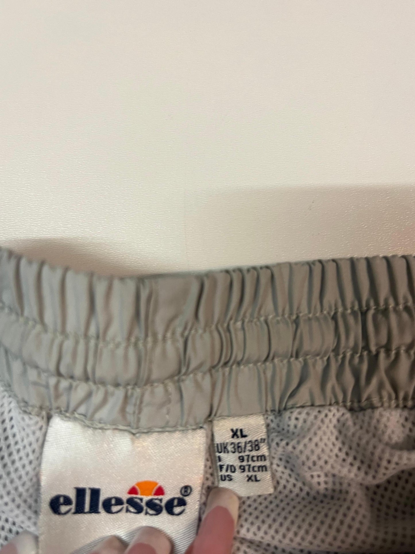 Entdecke unsere Vintage Track Pants von Nike und anderen Marken, erhältlich bei Valuxery.de - Dein Shop für trendige Vintage - Kleidung. Unsere Track Pants sind aus hochwertigen Materialien und