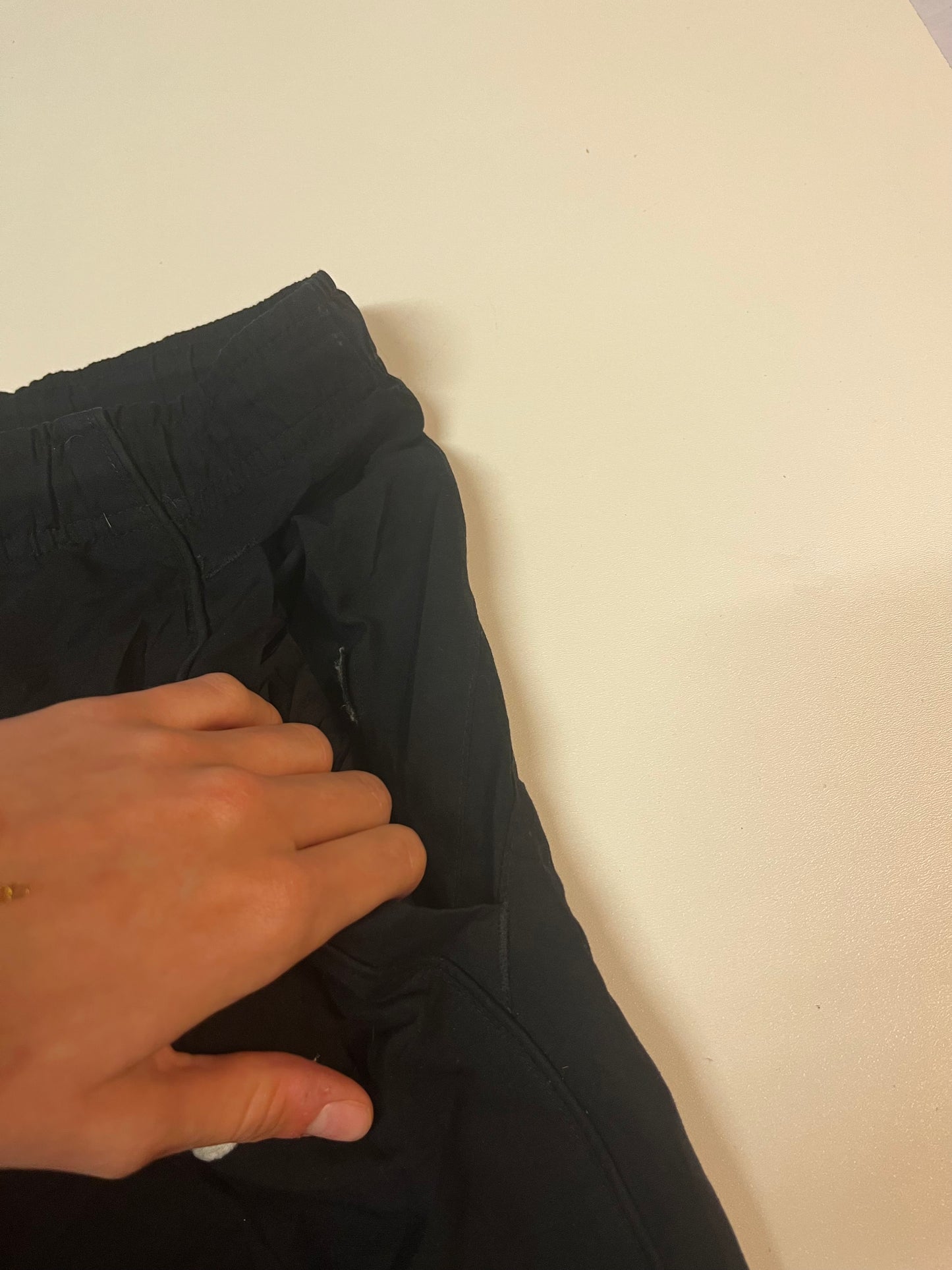 Entdecke unsere Vintage Track Pants von Nike und anderen Marken, erhältlich bei Valuxery.de - Dein Shop für trendige Vintage - Kleidung. Unsere Track Pants sind aus hochwertigen Materialien und