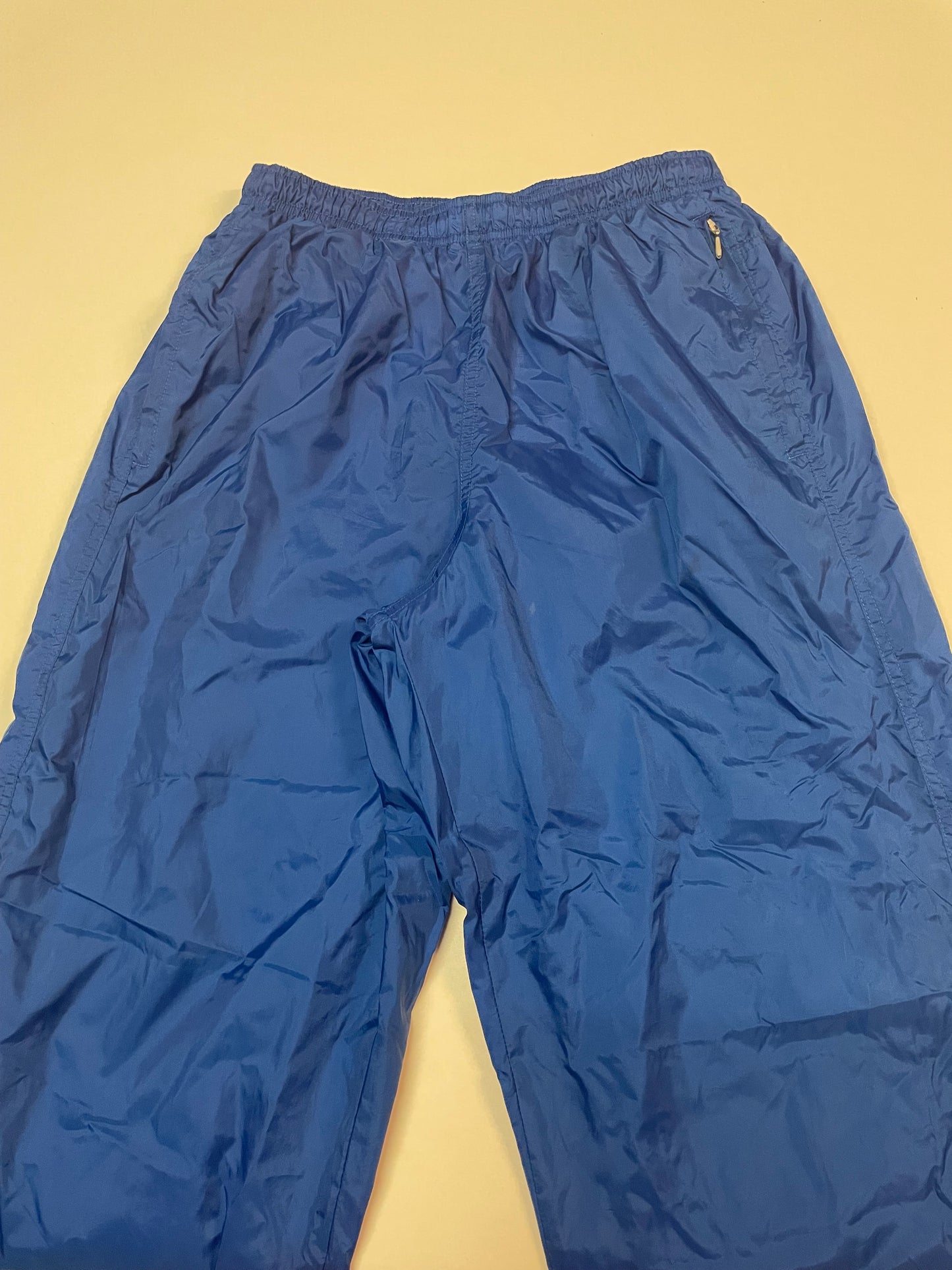 Entdecke unsere Vintage Track Pants von Nike und anderen Marken, erhältlich bei Valuxery.de - Dein Shop für trendige Vintage - Kleidung. Unsere Track Pants sind aus hochwertigen Materialien und