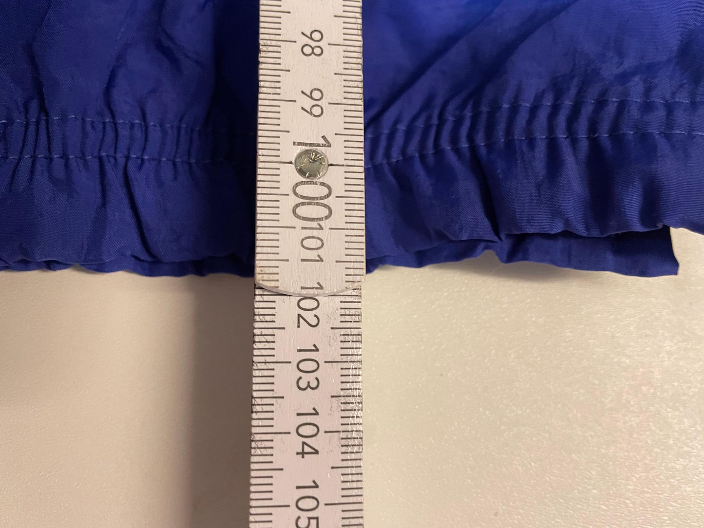 Entdecke unsere Vintage Track Pants von Nike und anderen Marken, erhältlich bei Valuxery.de - Dein Shop für trendige Vintage - Kleidung. Unsere Track Pants sind aus hochwertigen Materialien und