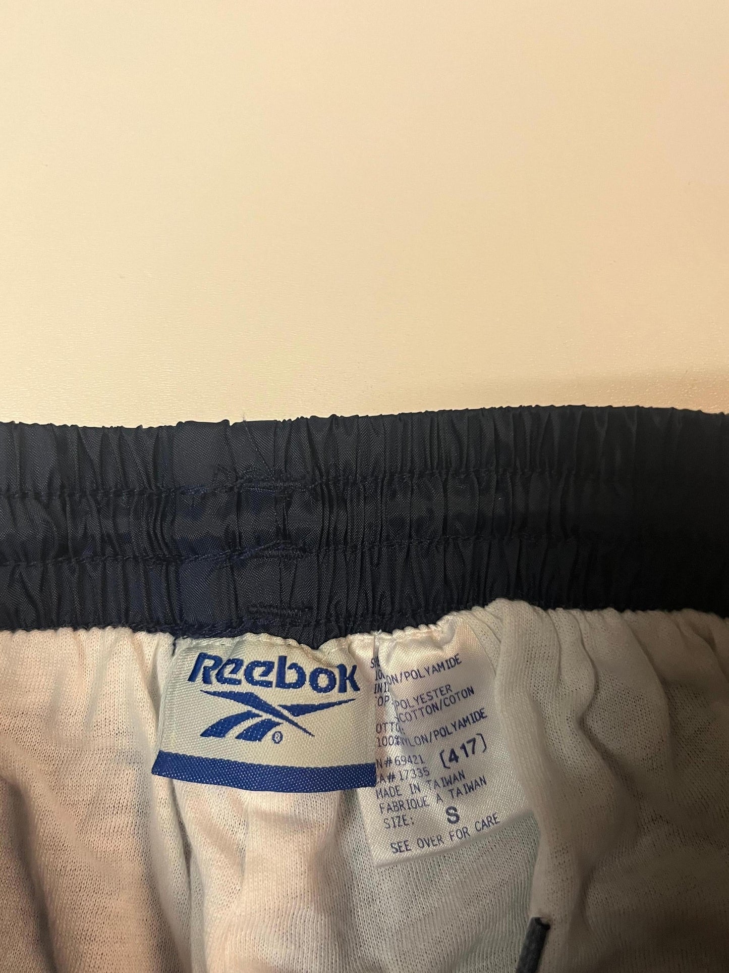 Entdecke unsere Vintage Track Pants von Nike und anderen Marken, erhältlich bei Valuxery.de - Dein Shop für trendige Vintage - Kleidung. Unsere Track Pants sind aus hochwertigen Materialien und