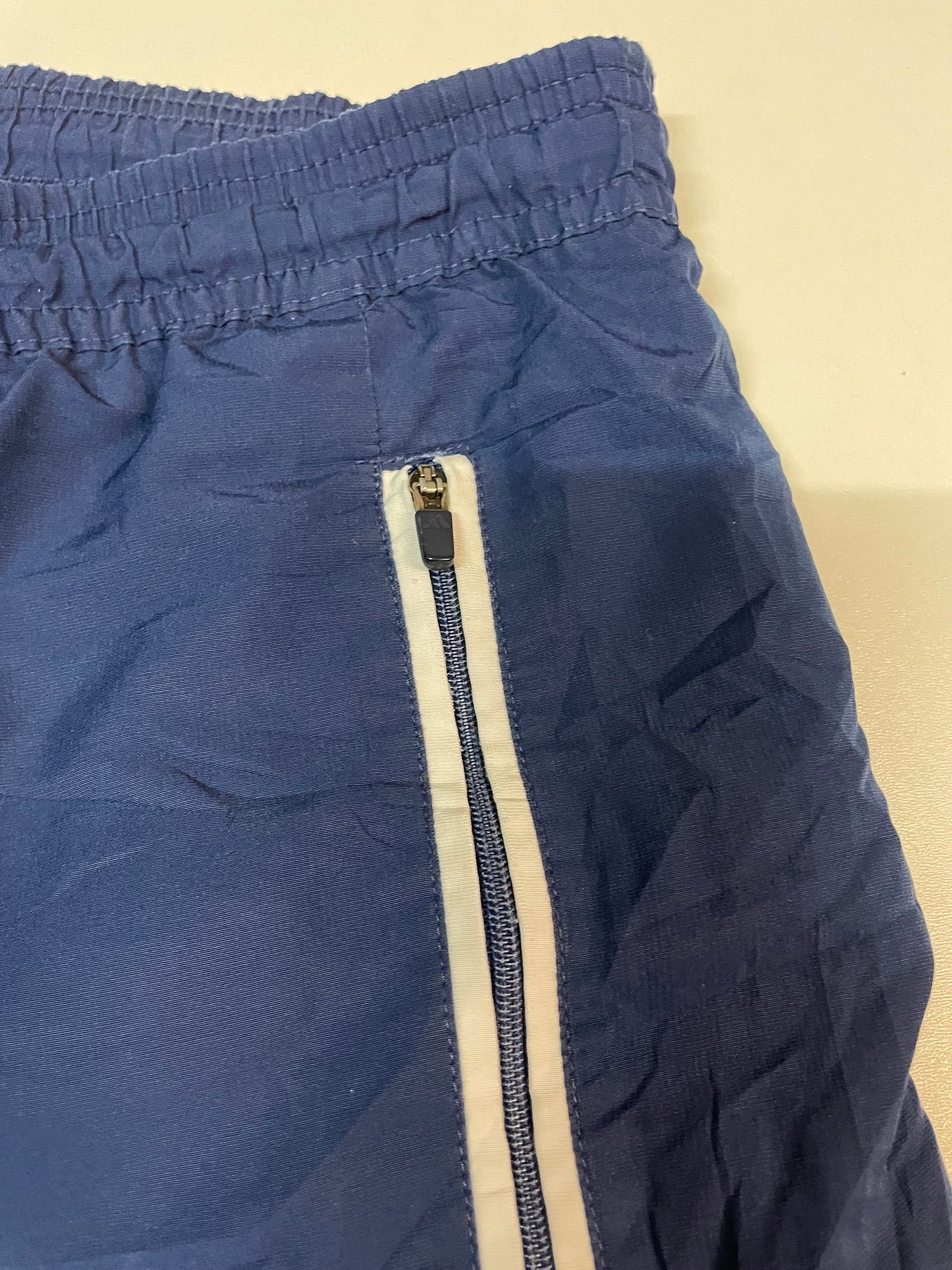 Entdecke unsere Vintage Track Pants von Nike und anderen Marken, erhältlich bei Valuxery.de - Dein Shop für trendige Vintage - Kleidung. Unsere Track Pants sind aus hochwertigen Materialien und