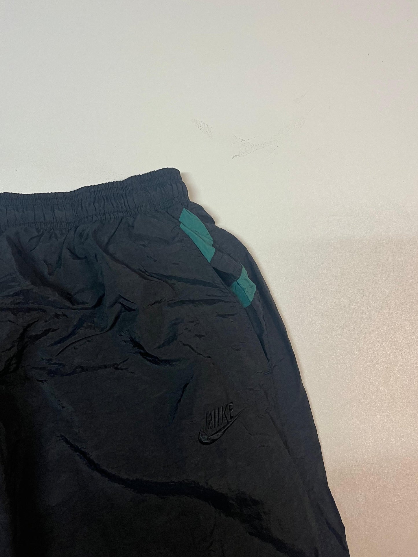 Entdecke unsere Vintage Track Pants von Nike und anderen Marken, erhältlich bei Valuxery.de - Dein Shop für trendige Vintage - Kleidung. Unsere Track Pants sind aus hochwertigen Materialien und