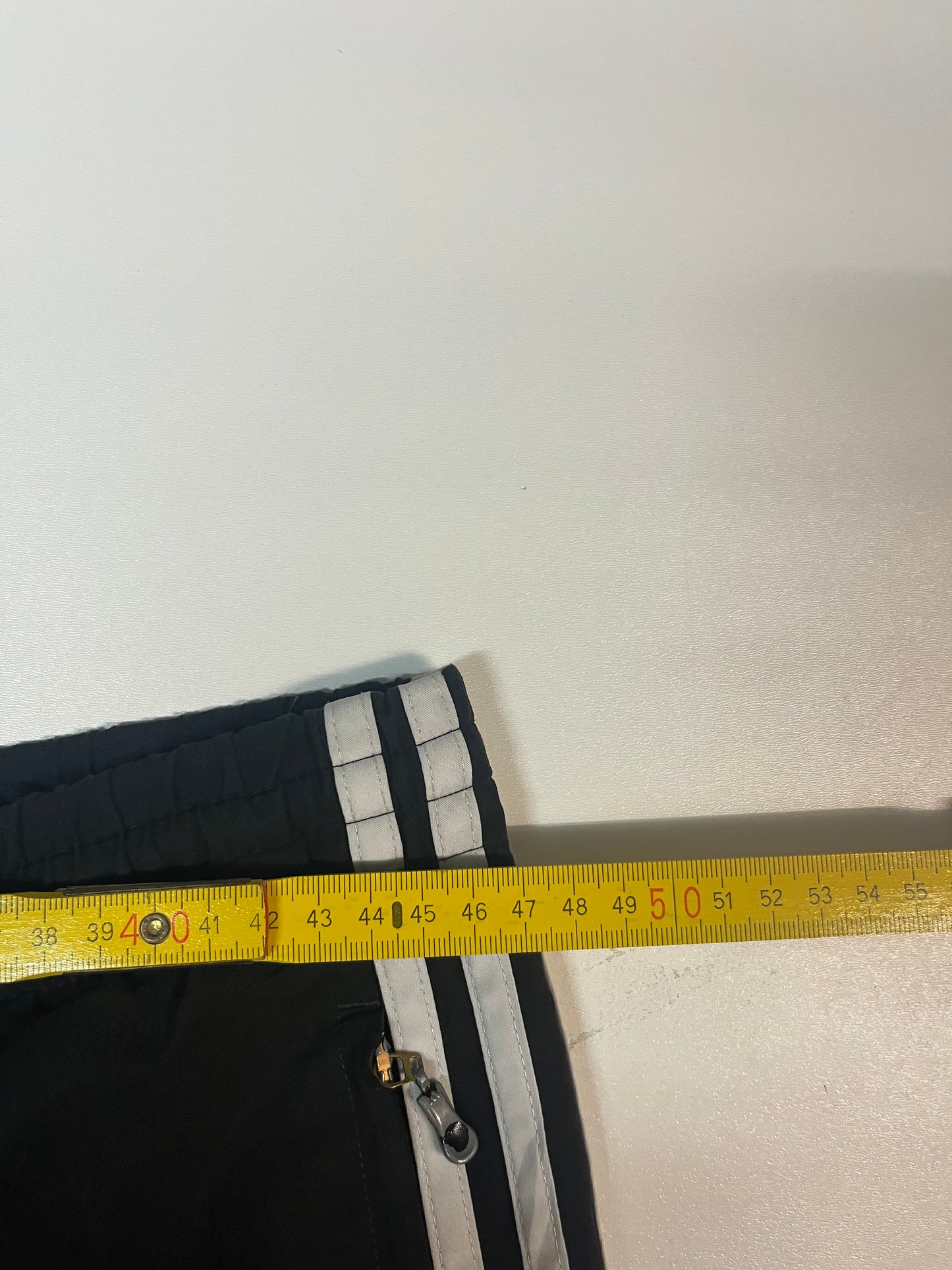 Entdecke unsere Vintage Track Pants von Nike und anderen Marken, erhältlich bei Valuxery.de - Dein Shop für trendige Vintage - Kleidung. Unsere Track Pants sind aus hochwertigen Materialien und