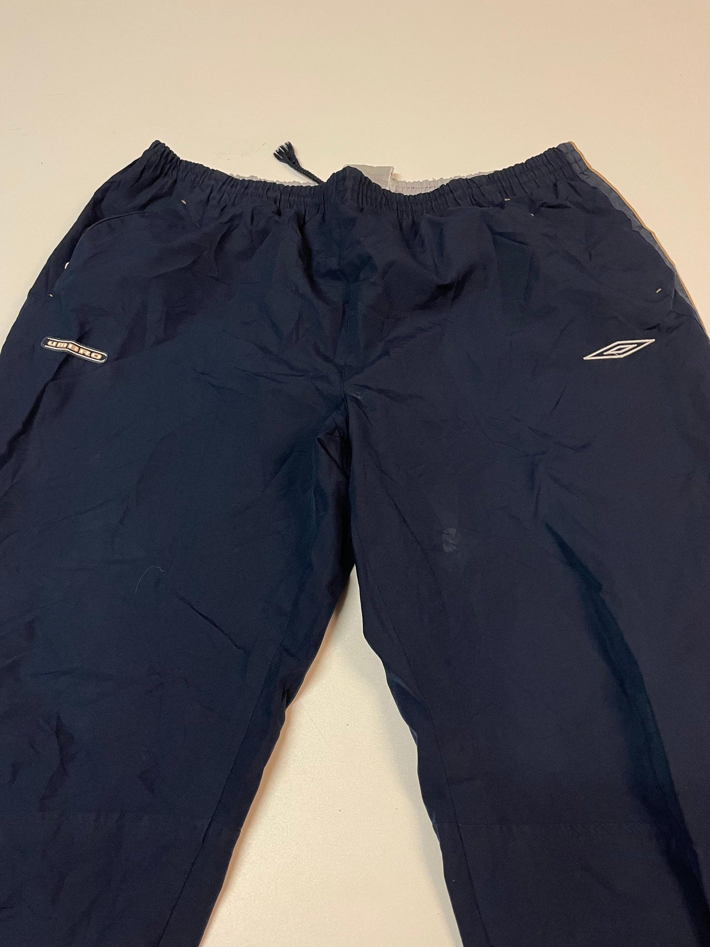 Entdecke unsere Vintage Track Pants von Nike und anderen Marken, erhältlich bei Valuxery.de - Dein Shop für trendige Vintage - Kleidung. Unsere Track Pants sind aus hochwertigen Materialien und