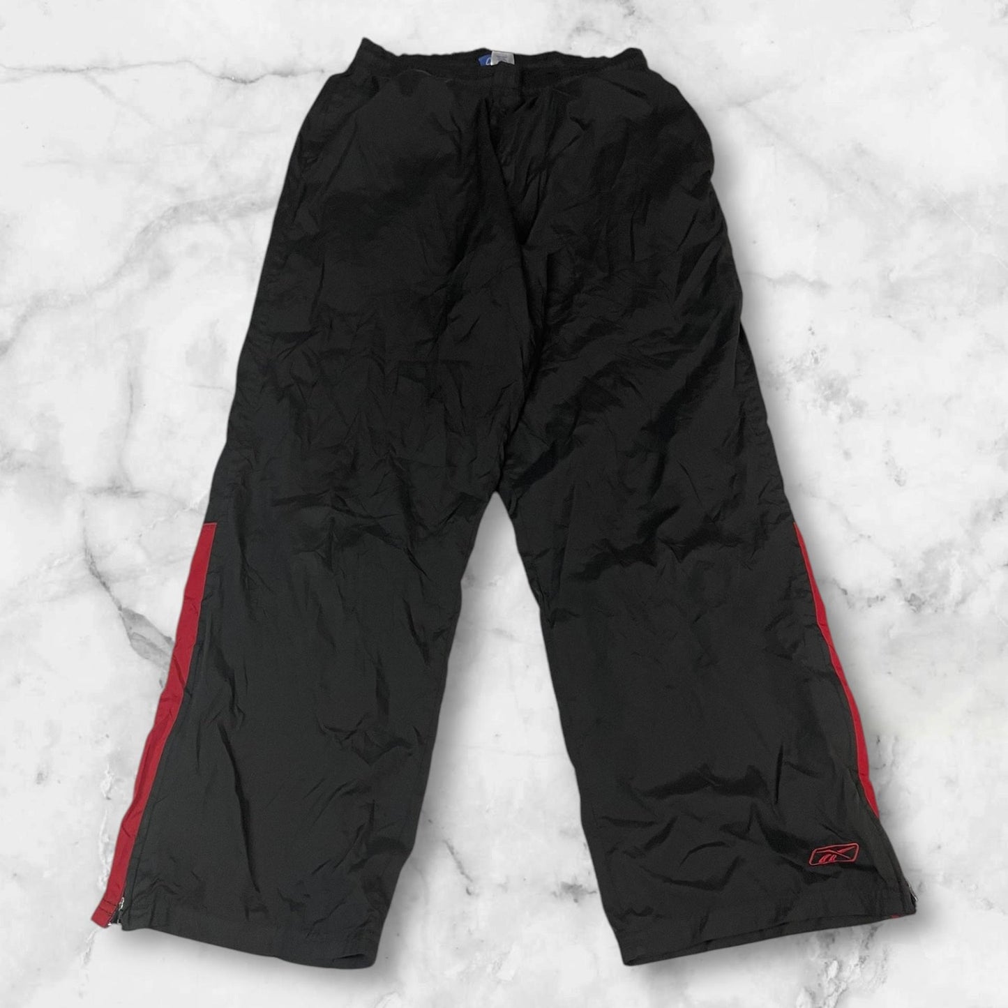 Entdecke unsere Vintage Track Pants von Nike und anderen Marken, erhältlich bei Valuxery.de - Dein Shop für trendige Vintage - Kleidung. Unsere Track Pants sind aus hochwertigen Materialien und