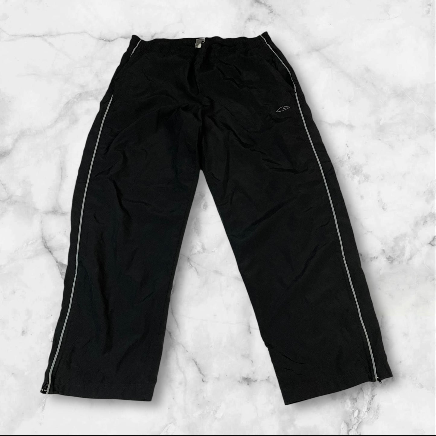 Entdecke unsere Vintage Track Pants von Nike und anderen Marken, erhältlich bei Valuxery.de - Dein Shop für trendige Vintage - Kleidung. Unsere Track Pants sind aus hochwertigen Materialien und