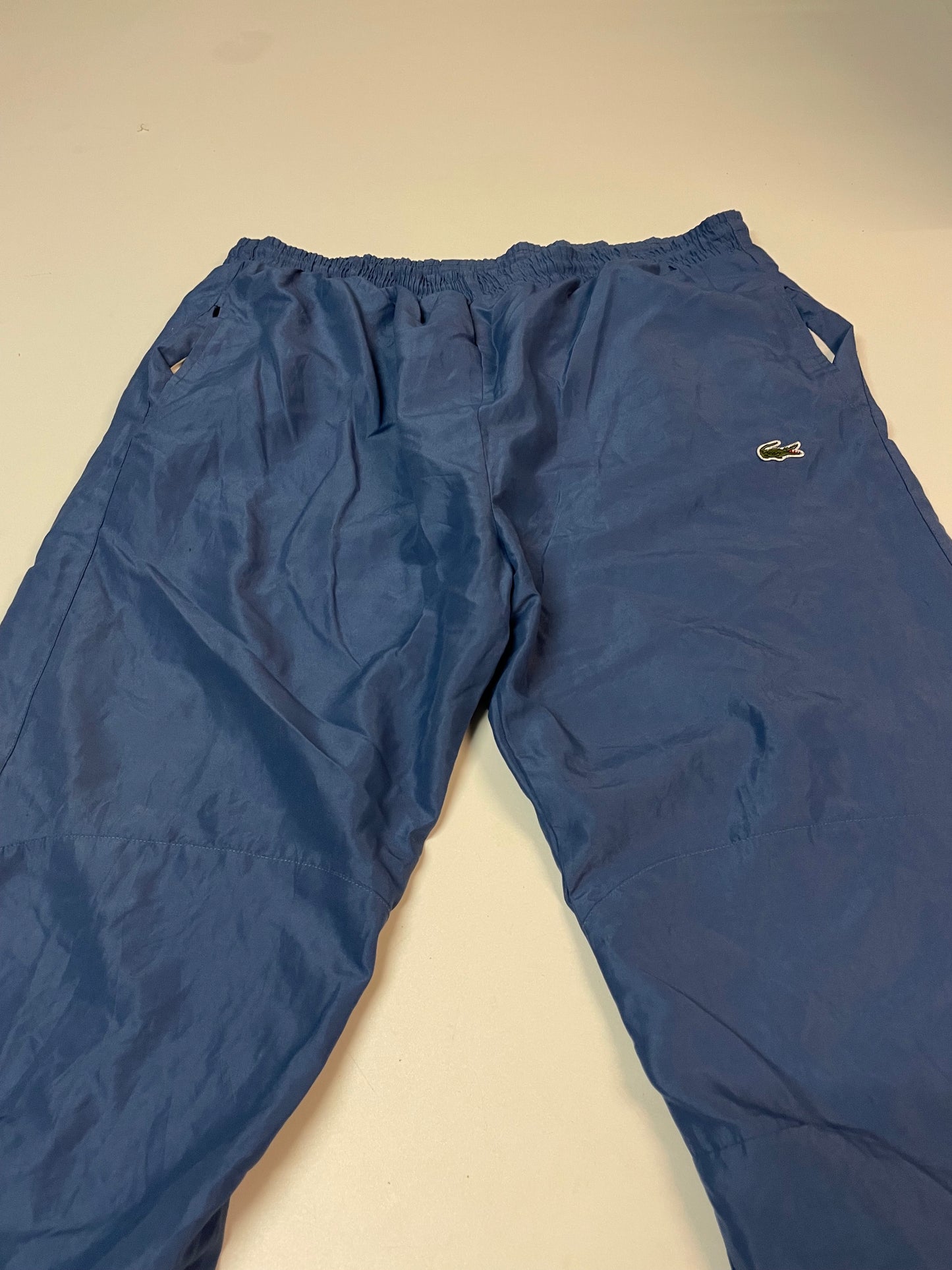Entdecke unsere Vintage Track Pants von Nike und anderen Marken, erhältlich bei Valuxery.de - Dein Shop für trendige Vintage - Kleidung. Unsere Track Pants sind aus hochwertigen Materialien und