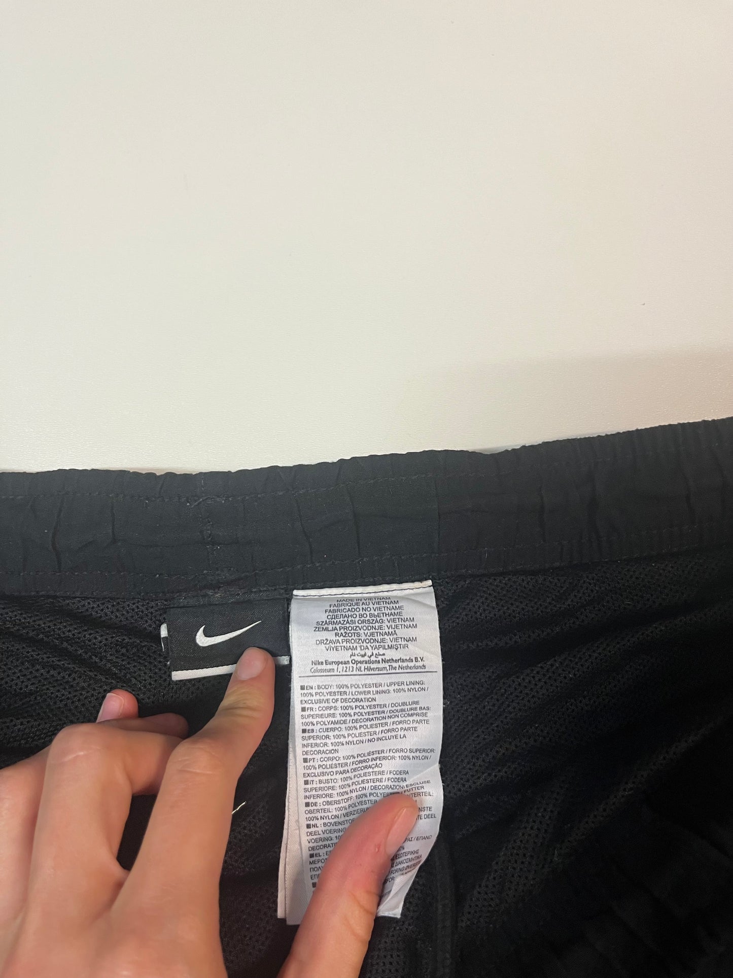 Entdecke unsere Vintage Track Pants von Nike und anderen Marken, erhältlich bei Valuxery.de - Dein Shop für trendige Vintage - Kleidung. Unsere Track Pants sind aus hochwertigen Materialien und