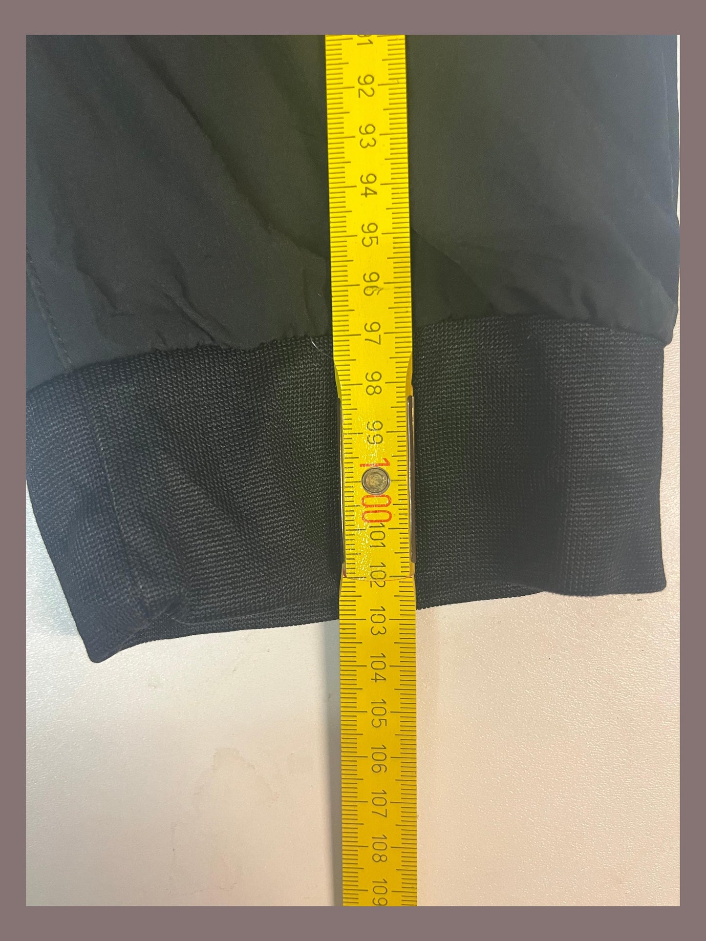 Entdecke unsere Vintage Track Pants von Nike und anderen Marken, erhältlich bei Valuxery.de - Dein Shop für trendige Vintage - Kleidung. Unsere Track Pants sind aus hochwertigen Materialien und