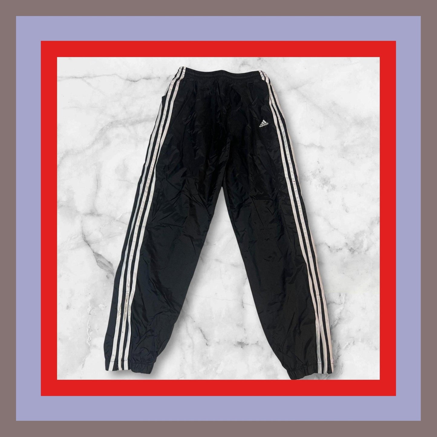 Entdecke unsere Vintage Track Pants von Nike und anderen Marken, erhältlich bei Valuxery.de - Dein Shop für trendige Vintage - Kleidung. Unsere Track Pants sind aus hochwertigen Materialien und