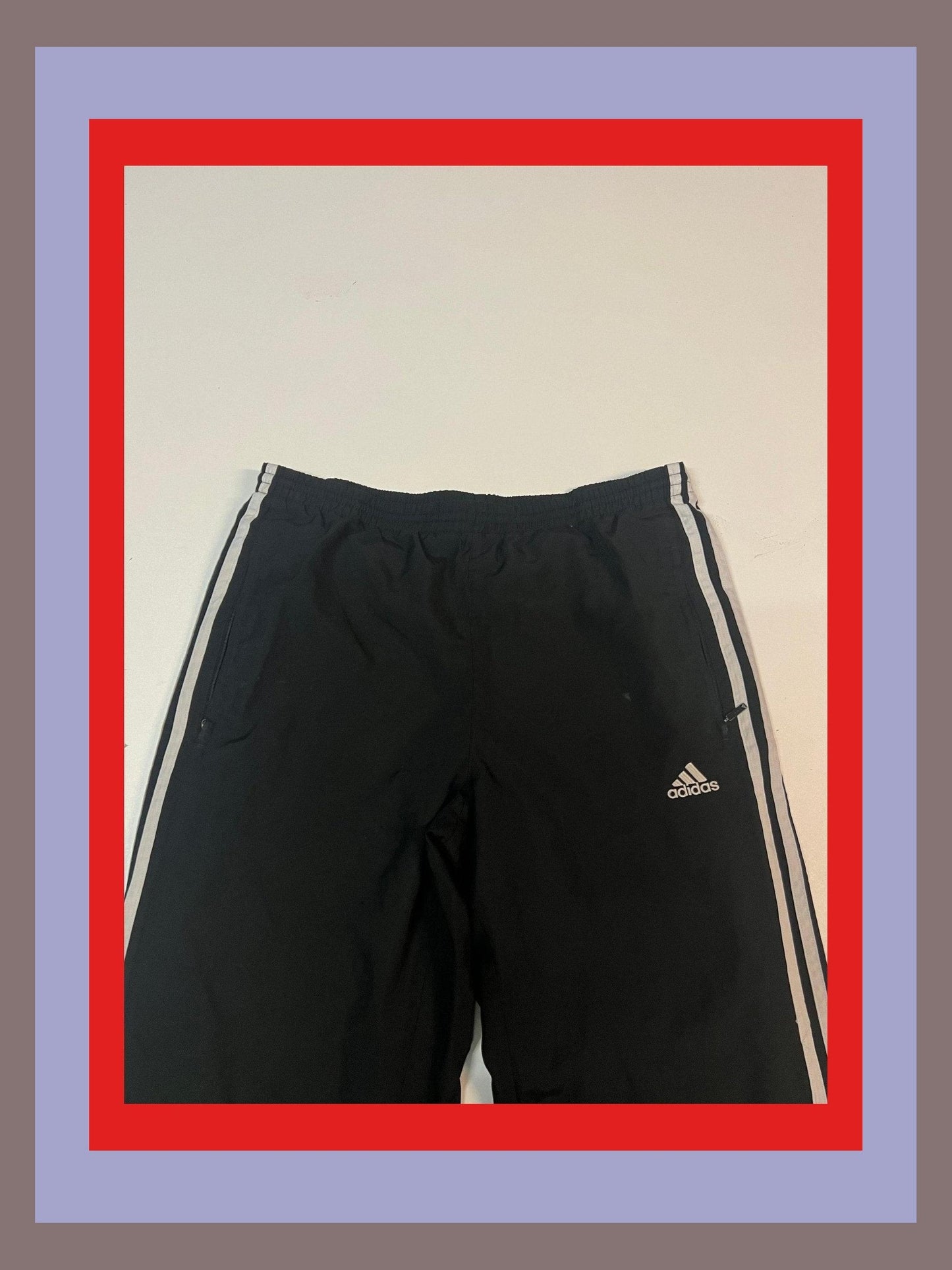 Entdecke unsere Vintage Track Pants von Nike und anderen Marken, erhältlich bei Valuxery.de - Dein Shop für trendige Vintage - Kleidung. Unsere Track Pants sind aus hochwertigen Materialien und
