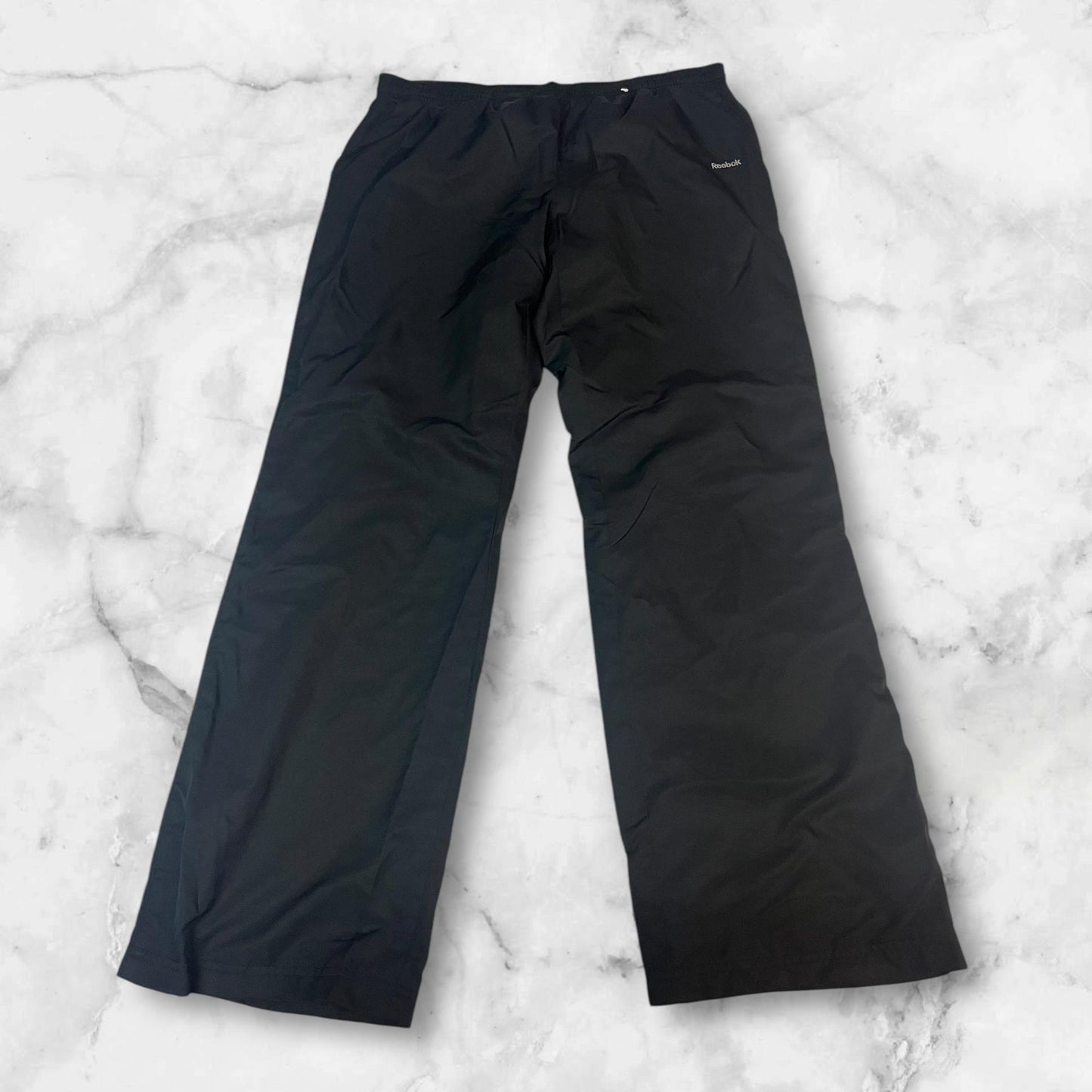 Entdecke unsere Vintage Track Pants von Nike und anderen Marken, erhältlich bei Valuxery.de - Dein Shop für trendige Vintage - Kleidung. Unsere Track Pants sind aus hochwertigen Materialien und