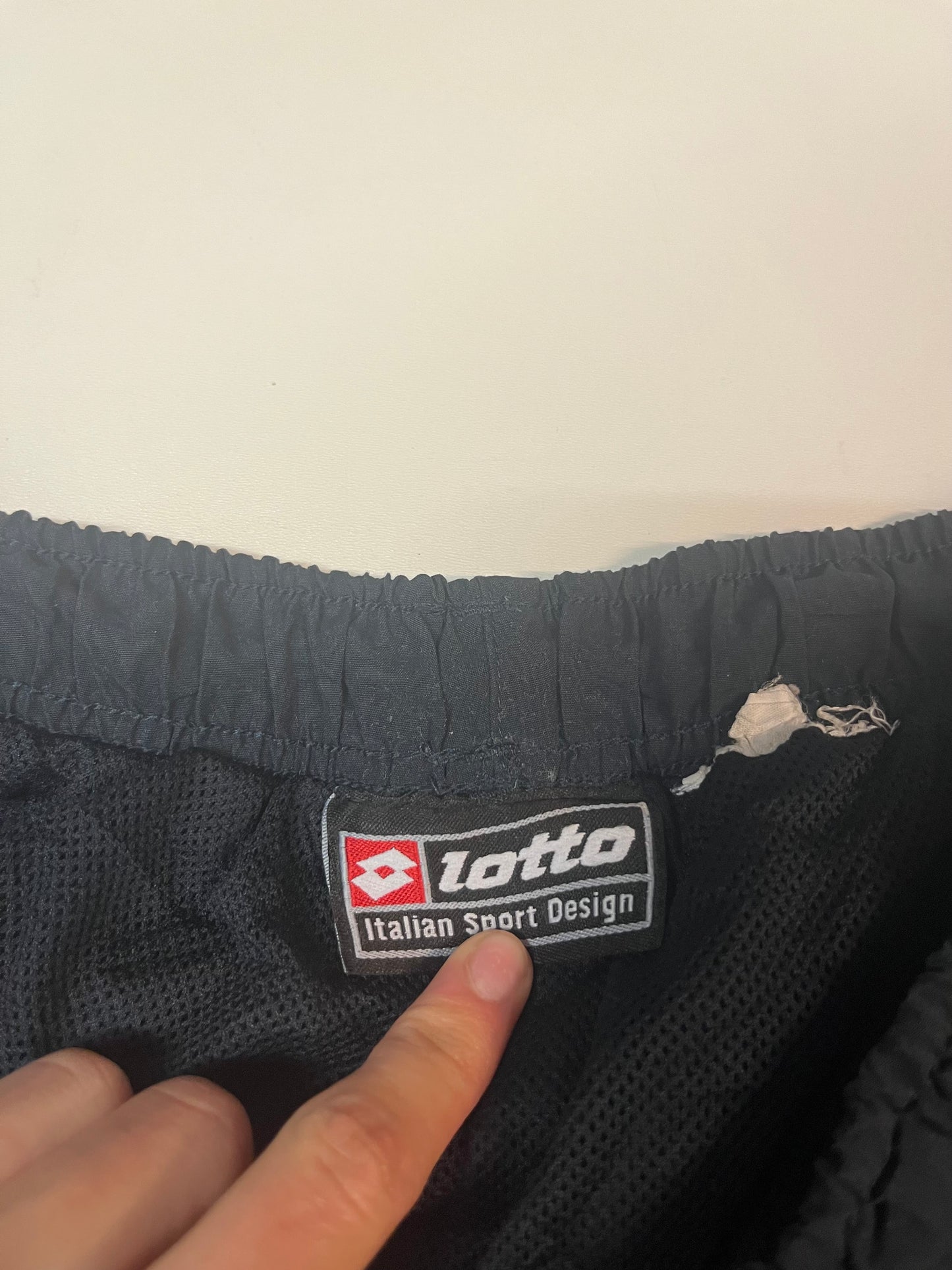 Entdecke unsere Vintage Track Pants von Nike und anderen Marken, erhältlich bei Valuxery.de - Dein Shop für trendige Vintage - Kleidung. Unsere Track Pants sind aus hochwertigen Materialien und