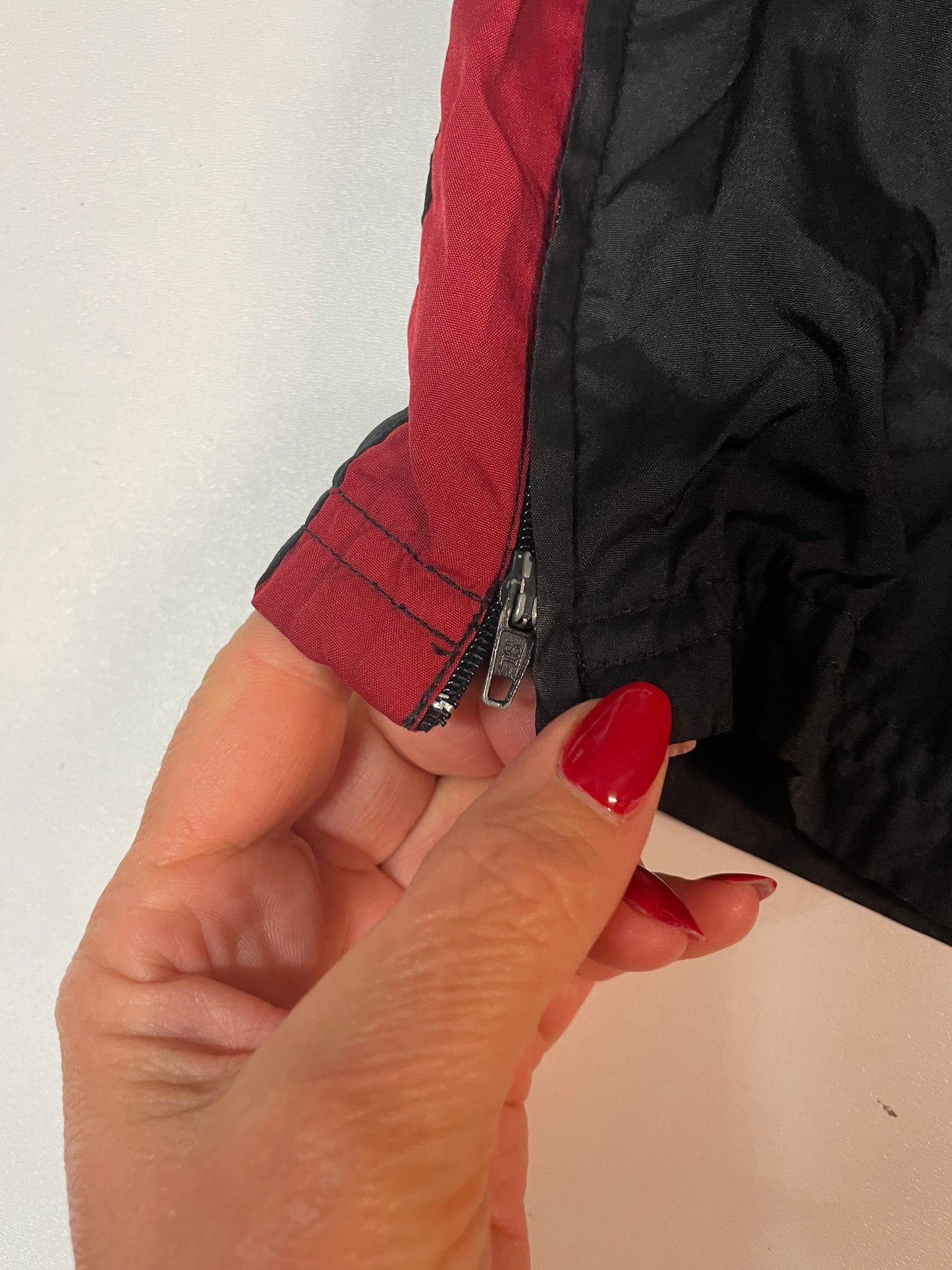 Entdecke unsere Vintage Track Pants von Nike und anderen Marken, erhältlich bei Valuxery.de - Dein Shop für trendige Vintage - Kleidung. Unsere Track Pants sind aus hochwertigen Materialien und
