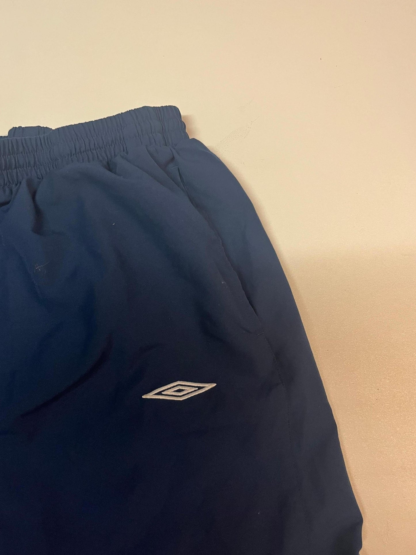 Entdecke unsere Vintage Track Pants von Nike und anderen Marken, erhältlich bei Valuxery.de - Dein Shop für trendige Vintage - Kleidung. Unsere Track Pants sind aus hochwertigen Materialien und