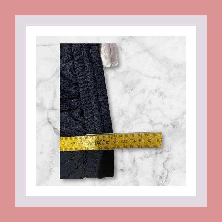 Entdecke unsere Vintage Track Pants von Nike und anderen Marken, erhältlich bei Valuxery.de - Dein Shop für trendige Vintage - Kleidung. Unsere Track Pants sind aus hochwertigen Materialien und