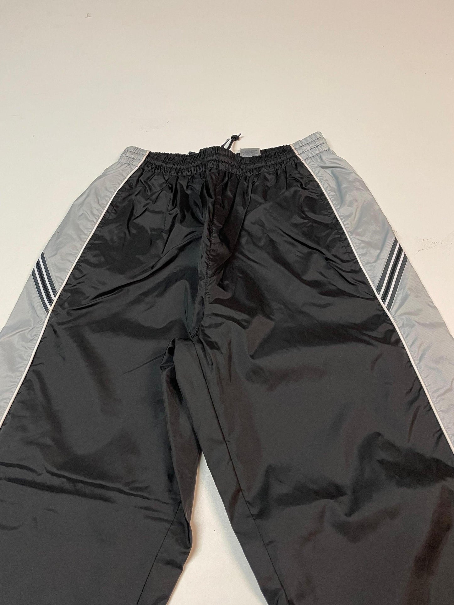 Entdecke unsere Vintage Track Pants von Nike und anderen Marken, erhältlich bei Valuxery.de - Dein Shop für trendige Vintage - Kleidung. Unsere Track Pants sind aus hochwertigen Materialien und