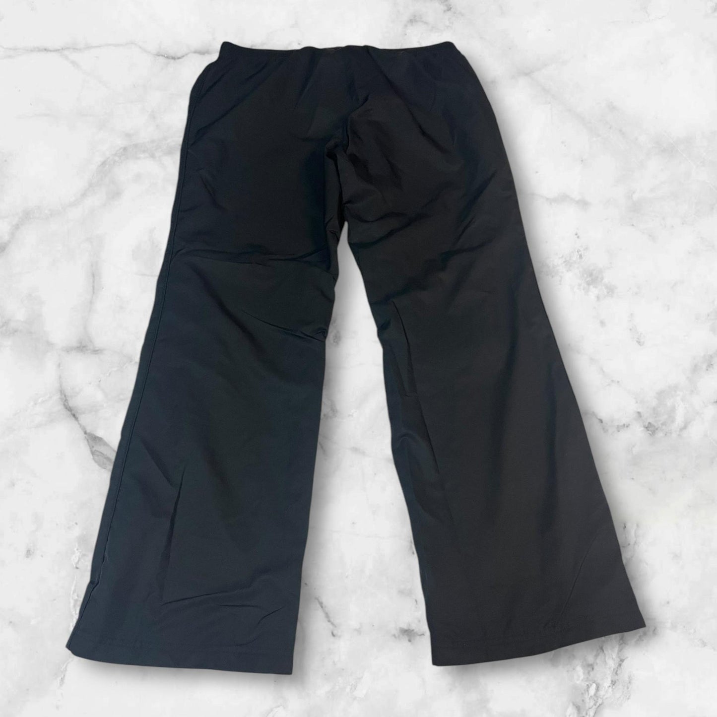 Entdecke unsere Vintage Track Pants von Nike und anderen Marken, erhältlich bei Valuxery.de - Dein Shop für trendige Vintage - Kleidung. Unsere Track Pants sind aus hochwertigen Materialien und