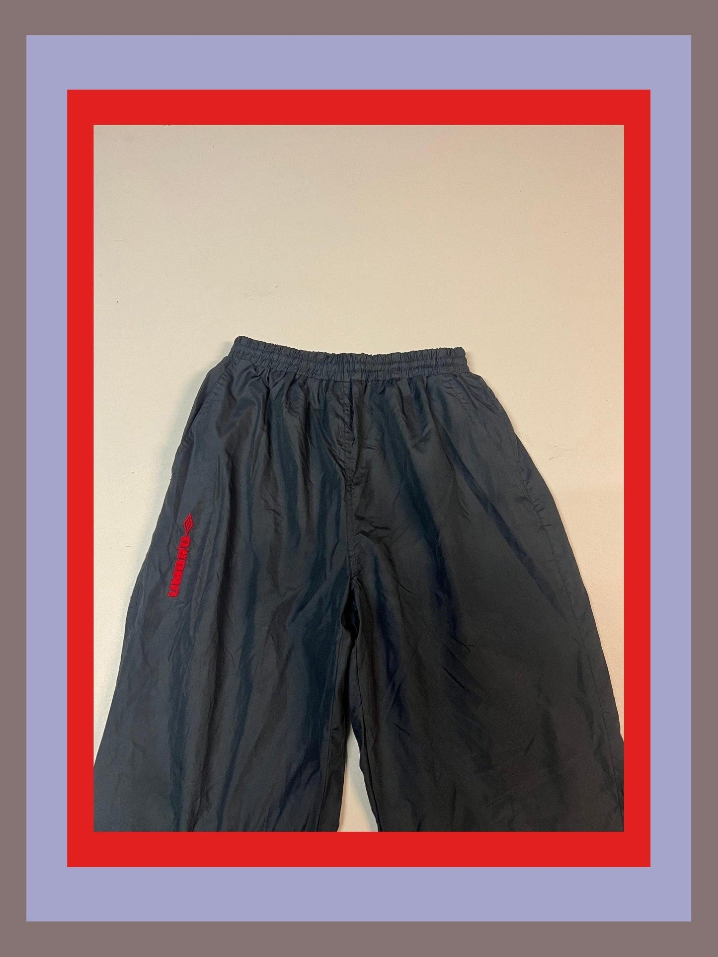 Entdecke unsere Vintage Track Pants von Nike und anderen Marken, erhältlich bei Valuxery.de - Dein Shop für trendige Vintage - Kleidung. Unsere Track Pants sind aus hochwertigen Materialien und