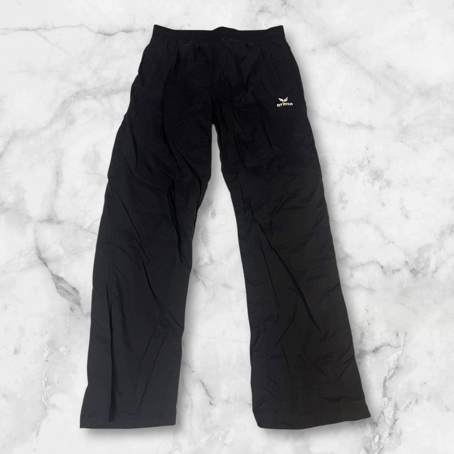 Entdecke unsere Vintage Track Pants von Nike und anderen Marken, erhältlich bei Valuxery.de - Dein Shop für trendige Vintage - Kleidung. Unsere Track Pants sind aus hochwertigen Materialien und