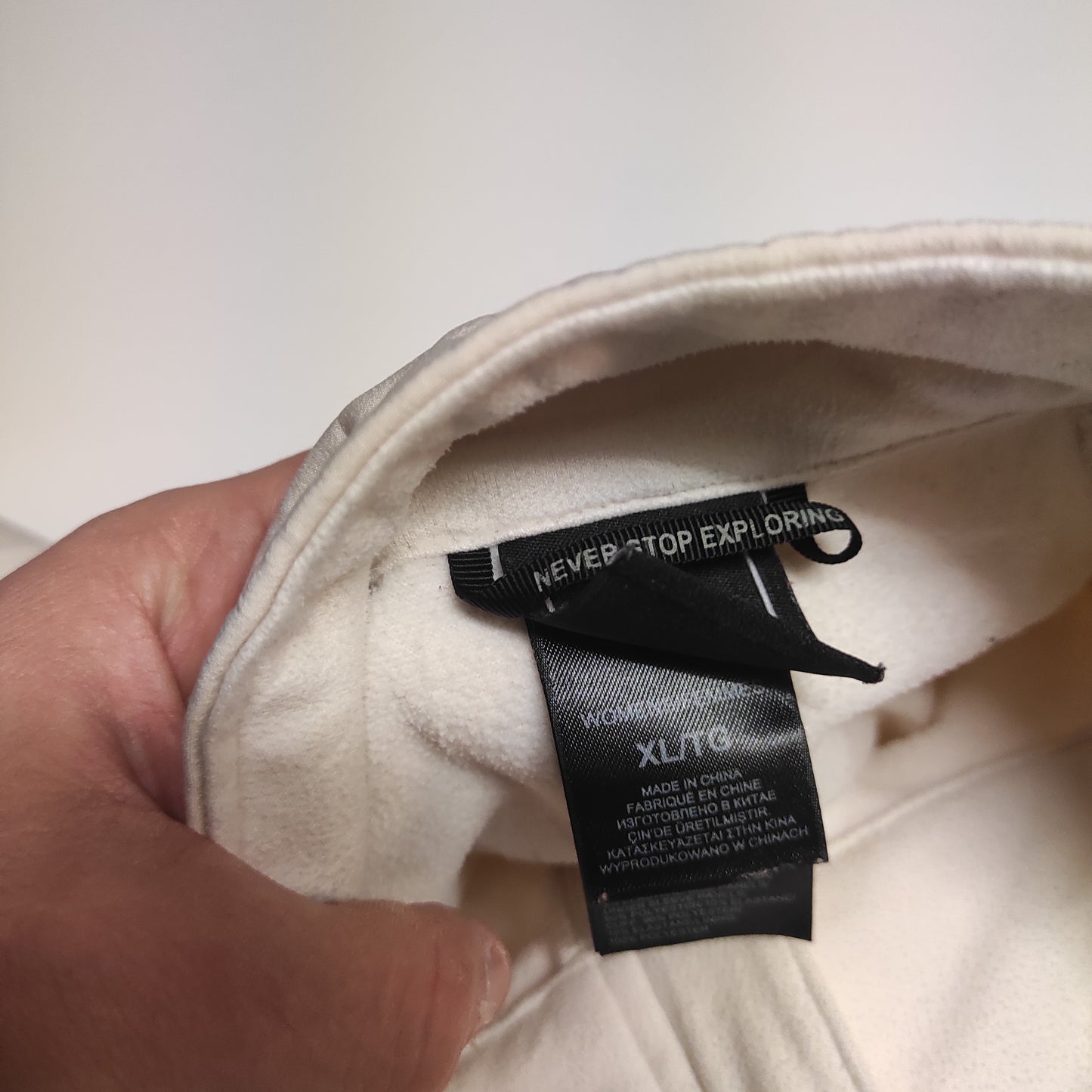 Entdecke unsere Vintage Track Pants von Nike und anderen Marken, erhältlich bei Valuxery.de - Dein Shop für trendige Vintage - Kleidung. Unsere Track Pants sind aus hochwertigen Materialien und